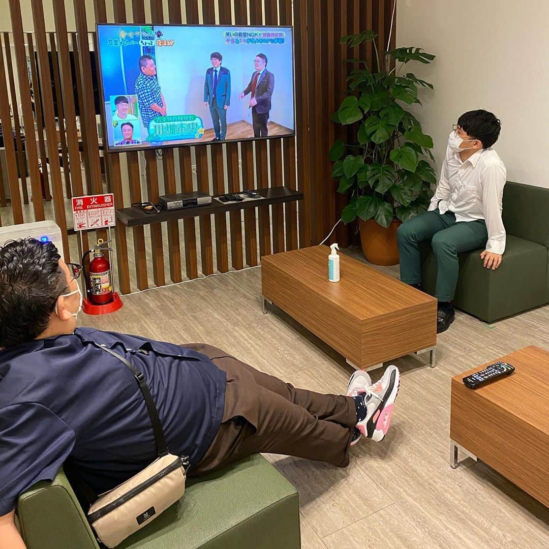 カバのインスタグラム：「‪ミキの2人がNGKのロビーで自分らの出てるせやねんをチェックしてました！東京じゃ見れないからと、かろうじて椅子に引っかかってるこうせいが言うてました！そして画面には川畑座長が！今日の放送は酒井藍ちゃん座長新喜劇！今やってます！川畑さんも出てます！是非見てくださーい！‬ . . #せやねん #吉本新喜劇 #MBS #毎日放送 #ミキ #川畑座長 #酒井藍座長 #是非見てください」