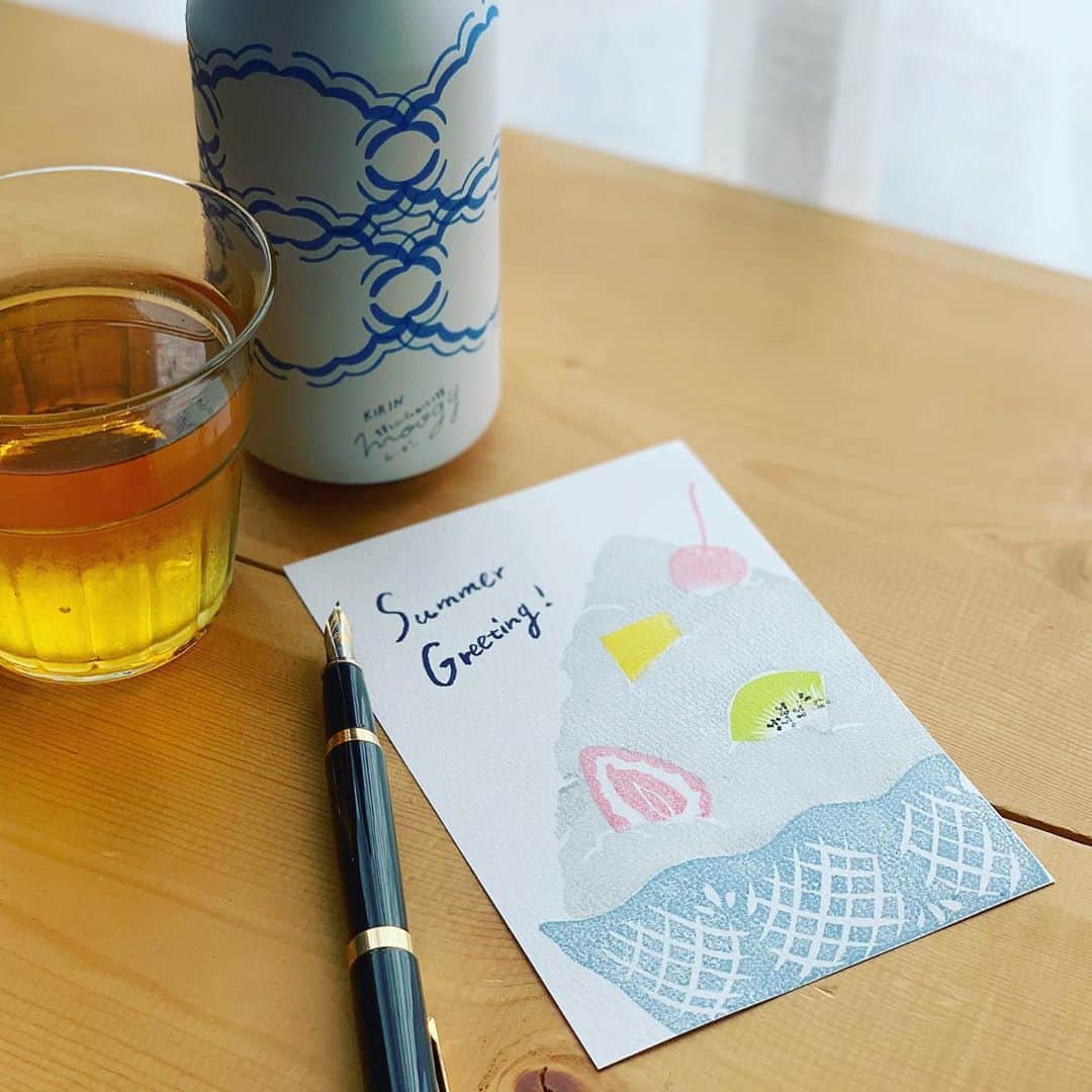のインスタグラム：「こんにちは * 今日は #かき氷の日 🍧なんですって！🌞 知ってました？ かき氷の日にちなんで、夏のグリーティングカードを手づくりしてみました〜ん🤓 * そういえば、高校生ぐらいまで暑中見舞いを書いていたはずなのに、いつのまにか暑中見舞いを書かなくなってしまったなぁ… * 今年は直接会えない友達に、暑中見舞いでお便り出すのも良いかも✏️ * 実はこのカード…わかります？？ ハッピーサンド 柄の果物🍓🥝🍒消しゴムハンコを活用しているのです！作り方は、この後IGTVで投稿しまーす♩ついに消しゴムハンコを彫っている姿を公開！笑 お楽しみに！ * （てら）   #moogy #ムーギー #プチギフト #gift #プレゼント #暮らし #インテリア #lifestyle #design #デザイン #夏　#summer #LOHACO #ノンカフェイン #麦茶 #mugicha #kirinbeverage #キリンビバレッジ  #暑中見舞い #消しゴムハンコ #手作り #diy #かき氷 #moogyチームのDIY」