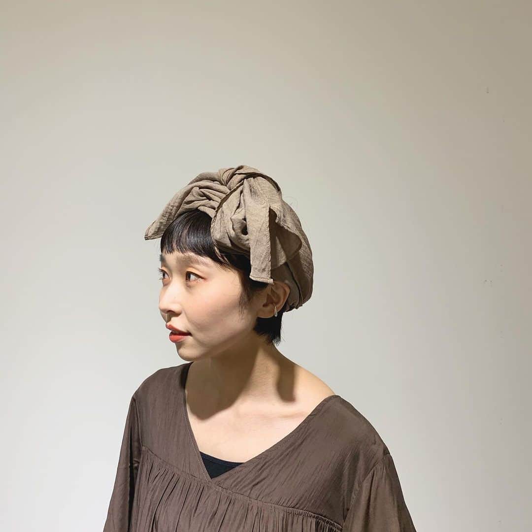 花沢美音のインスタグラム：「弊社スタッフ @___naco_602   @chapeaud_o の ボリュームあるヘアターバンで 結び方アレンジを楽しむのも アリですね◎  連休も折り返し  スタッフ一同お待ちしております🙇‍♂️  OVERRIDE新潟店 OVERRIDE新潟南店  #HopeCoLtd #work #turban #turbanstyle #chapeaudo」