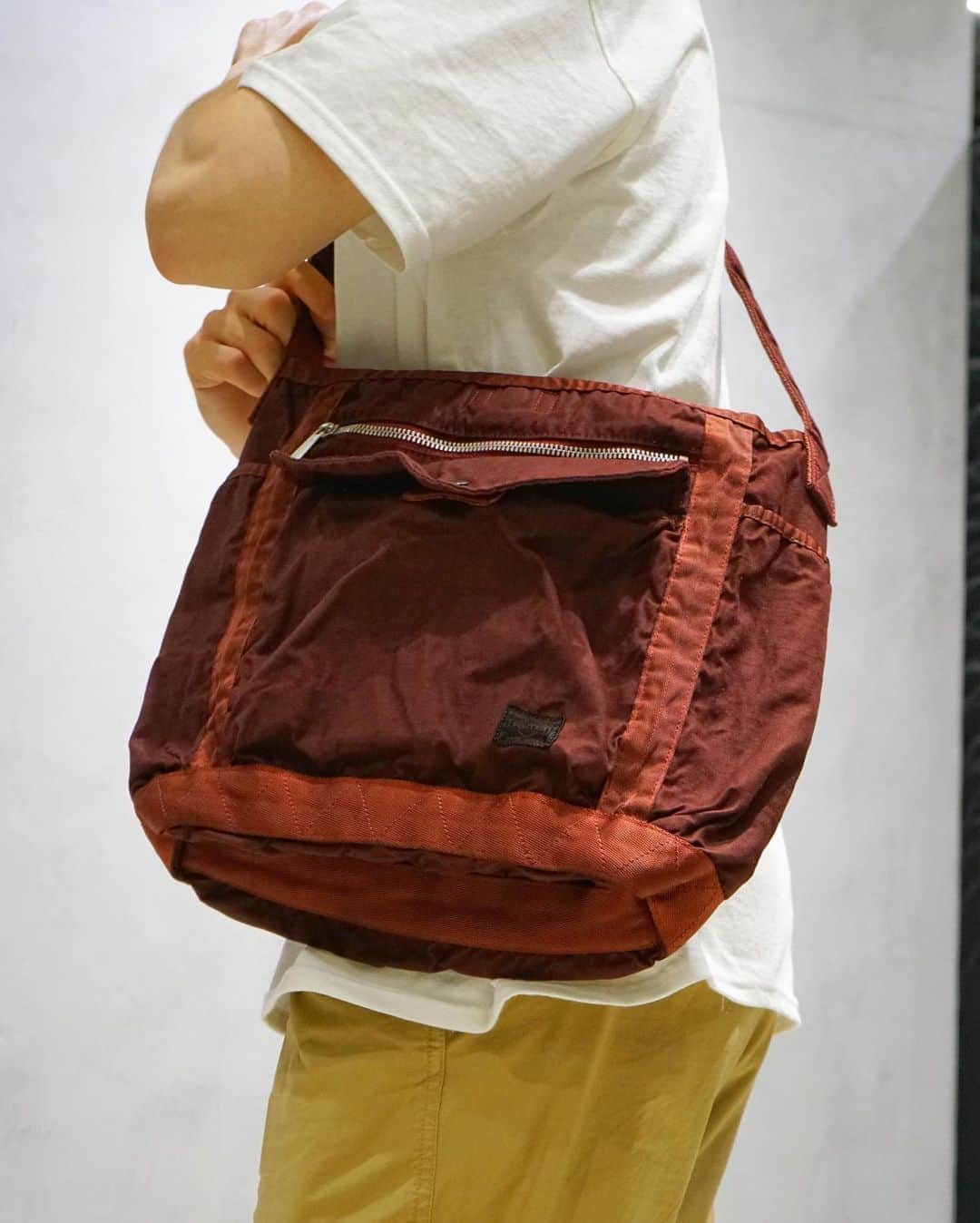 PORTER STANDさんのインスタグラム写真 - (PORTER STANDInstagram)「.﻿ PORTER﻿ CRAG﻿ ﻿ ナイロンとコットンの混紡糸を高密度に織り上げた完全オリジナルのバックサテン生地を使用し、製品染めならではの色の深みと独特の手触りを再現したカジュアルシリーズ。﻿ ﻿ 見た目からは想像できない軽さと収納力の高さ、ハリ感のある生地とマッチした自立性も魅力です。﻿ ﻿ SHOULDER BAG(L)﻿ No.540-19644﻿ ￥27,800+tax﻿ W270/H300/D130mm﻿ ﻿ #吉田カバン #ポーター #yoshidakaban #porter #luggagelabel ﻿ #porterflagshipstore #madeinjapan #japan #porterstand #shinagawa #tokyo #kyoto #crag #garmentdye #sustainable #shoulderbag #maroon #limited ﻿#exclusive」7月25日 13時50分 - porter_stand