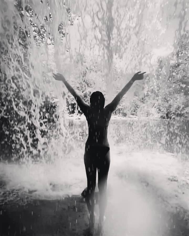 松島エミのインスタグラム：「Somewhere in North Carolina💕💦 📹 @justinbastien  . . #ロードトリップ#アメリカ#アメリカ旅行#滝#自然が好き」