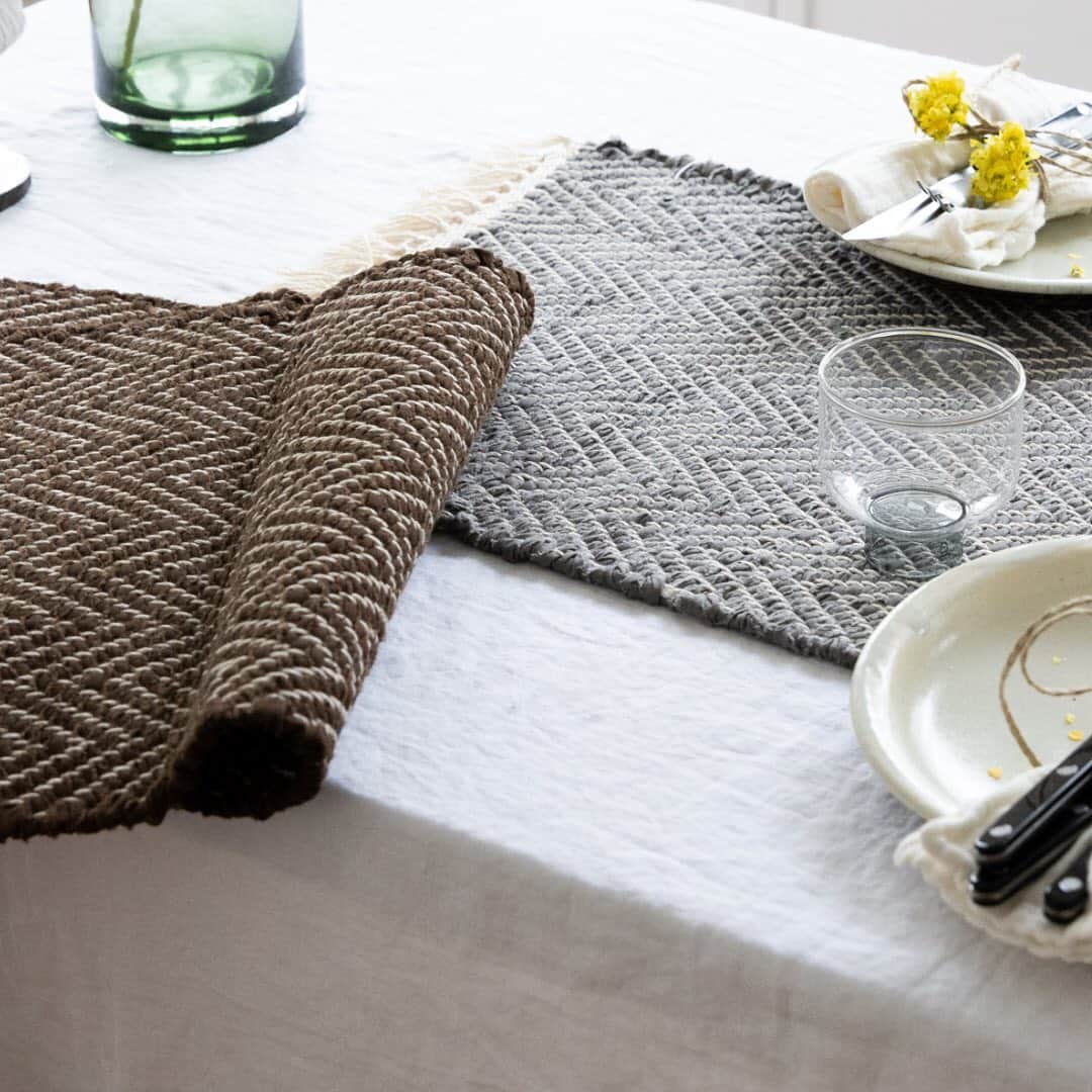 オルネ ド フォイユさんのインスタグラム写真 - (オルネ ド フォイユInstagram)「【ハンドメイドされた、ヘリンボーンの裂布マット】﻿ ﻿ こちらのマットはスウェーデン式の機織り機を用いて織られたもの。﻿ ﻿ 染めた裂布を大柄のヘリンボーンに織り上げています。﻿ ギュッとつまった織物とは違う、すこしゆったりとした雰囲気が魅力です！﻿ ﻿ プレイスマットを少し横長に伸ばしたようなサイズ感のマットは、テーブルセンターや家具の上などに敷いたり、小さめのラグマットとしてもお使いいただけます。﻿ ﻿ 同素材のポットマットは鍋敷きのほかティーポットを置いたり、フラワーベースやオブジェなどの敷物にしても素敵です。﻿ ﻿ カラーはネズミとコゲチャの2色のご用意です。﻿ ﻿ ＊RATTA RATTARR(ラッタ ラッタル)＊﻿ 北欧工芸や平面作品を制作している軽井沢のアトリエです。﻿ クリエイターの個性を生かした創造性豊かな作品やプロダクトを生み出しています。﻿ ﻿ ●こちらの商品はWEBショップ、不動前店にて販売しております。﻿  ———————————————﻿ ◯WEBショップに関するお問い合わせ◯﻿ オルネ ド フォイユWEBショップ﻿ TEL：03-6876-7832　﻿ （午前10時～午後6時／土日祝定休）﻿ e-mail：order@orne.co.jp﻿ ﻿ ﻿ #プレイスマット #テーブルウェア #テーブルセンター #ラグマット #ポットマット #鍋敷き #暮らし #暮らしを楽しむ #丁寧な暮らし #interior #インテリア #リビングインテリア #instahome #living #livingroom #ornedefeuilles #オルネドフォイユ」7月25日 13時51分 - ornedefeuilles