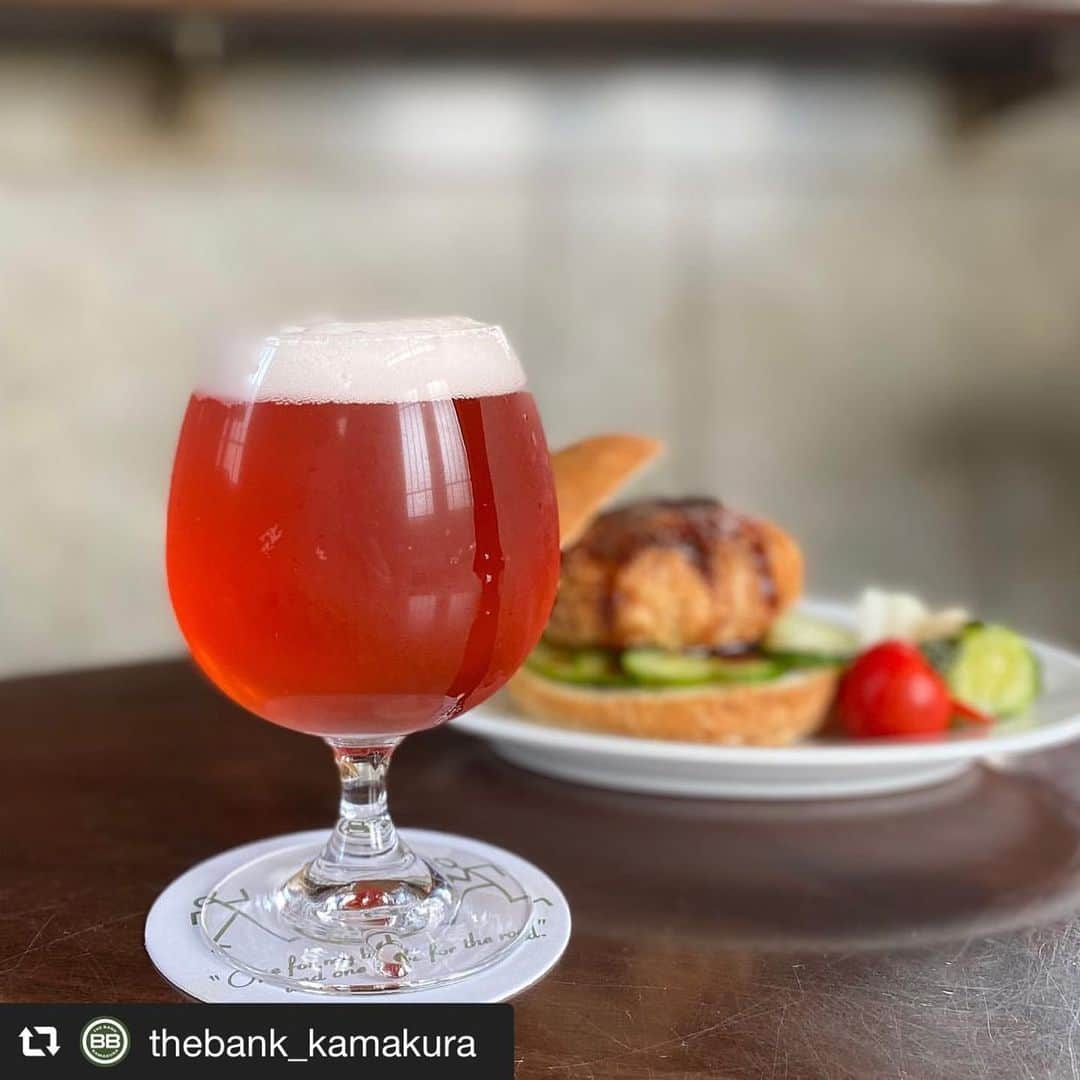 片山正通さんのインスタグラム写真 - (片山正通Instagram)「#repost @thebank_kamakura via @PhotoAroundApp  ・﻿ YOROCCO BEER ﻿ Flor de Jamaica / Hibiscus Saison﻿ ﻿ ヨロッコビールファンお待ちかねのハイビスカスセゾンが入荷しました！﻿ 今夏のハイビスカスセゾンは"Flor deJamaica''。直訳するとスペイン語では"ジャマイカの花"、すなわちハイビスカスを意味します。﻿ ハイビスカスの酸味とヨロッコのハウス酵母からのトロピカルな香味が合わさり、夏にぴったりのオレンジワインのような軽めのビールに仕上がっています。﻿ 南国を感じさせてくれる、そんな夏のビールです。﻿ ﻿」7月25日 13時59分 - masamichi_katayama