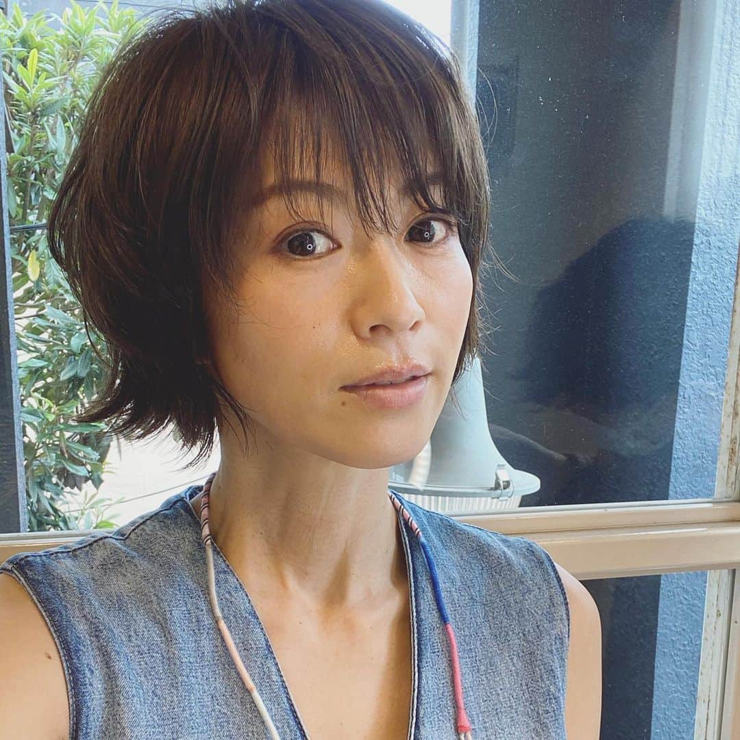 畑野ひろ子のインスタグラム：「@roraima.daikanyama へ。 着々と、伸びてます。 今回は、毛先の動きを出してもらいました。 @roraima_mikiyarita に感謝😆🙏 スタイリング剤でビシッと整えてもいいし、毛先だけアイロンを軽くいれて、クシュクシュッっと癖毛っぽくする事もできる。もちろん、ちょこんとまとめる事も😆」