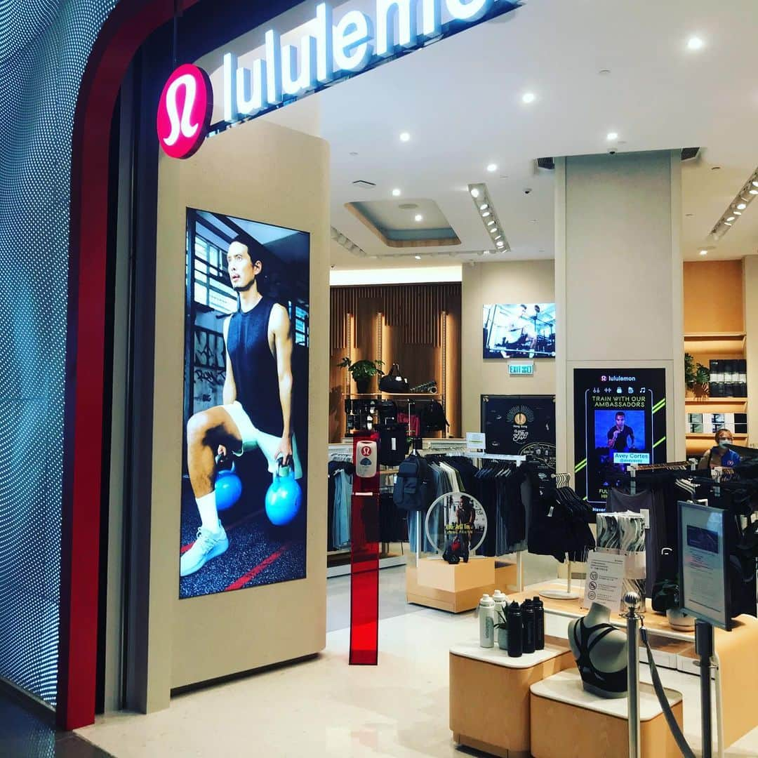 井川祐輔のインスタグラム：「香港滞在記#191  【lululemon Hysan place】 thank you so much🙇‍♂️  #香港滞在記 #香港 #銅鑼湾 #ハイサンプレイス #なんちゃって #モデル #ルルレモン #hongkong #hk #causewaybay #hysanplace #modeling #lululemon」