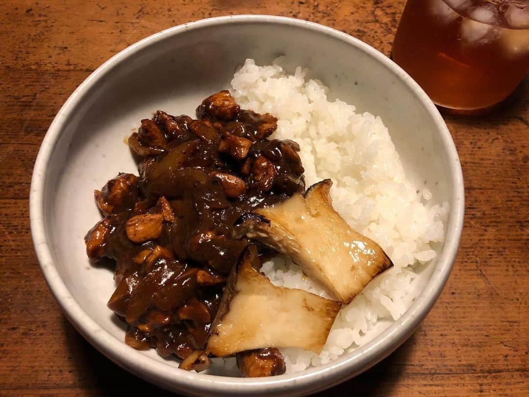 職人.comさんのインスタグラム写真 - (職人.comInstagram)「コウケンテツさんのYouTubeレシピでキーマカレー風を作りました。カレールーを2つ使って10分でできるので、ご飯を炊いている間に出来上がりました。忙しい現代人にぴったりです。ぜひ検索してみてください。 @shokunincom  #職人ドットコム #日本 #京都 #京都市 #キッチン用品 #台所用品 #キッチン #手仕事 #暮らしの道具 #暮らしを楽しむ #モノづくり #ものづくり #工芸品 #民芸 #民藝 #民芸品 #手工芸 #豊かな食卓 #キッチングラム #手作りのある暮らし #器のある暮らし #焼き物 #日本🇯🇵 #コウケンテツ #コウケンテツレシピ #キーマカレー風 #キーマカレー #青龍窯 #平清水焼 #手作りキーマカレー」7月25日 14時13分 - shokunincom