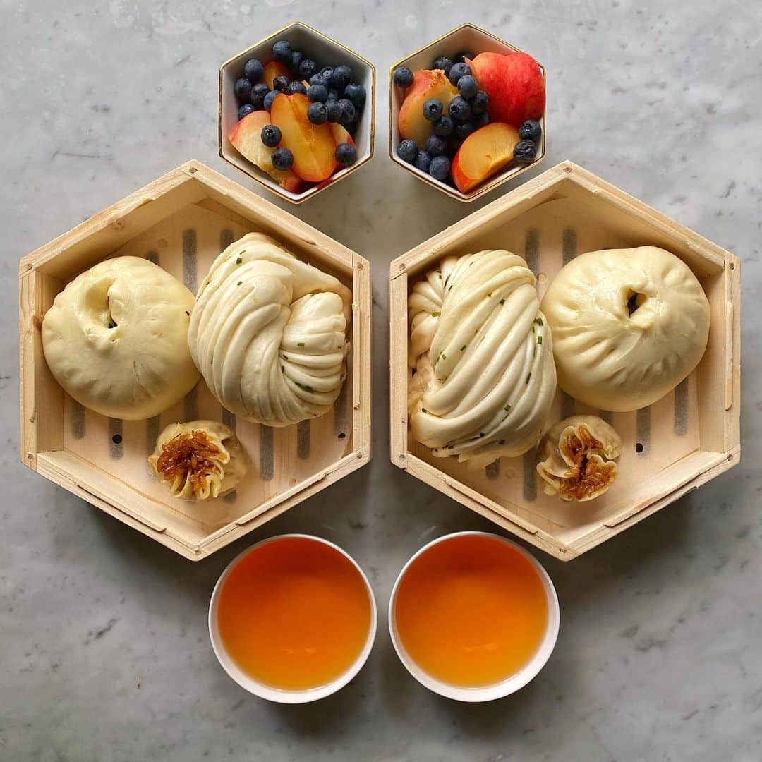 Symmetry Breakfastのインスタグラム：「Steamed goodies, your classic vegetable boazi, a green onion flower roll 葱油花卷 and a Shanghainese style shaomai stuffed with rice instead of the Cantonese style with pork. My favourite peaches are starting to come into season too 蟠, or flat peaches 🍑Really just wanted to show off my new geometric steamers so the buns are more of a vehicle for that 🤪  - - - - - - - - - - - - - - - Preliminary test shoots for my YouTube start next week and I’ve been busy shopping 🙌🏼 Swipe across to see some of the ceramic prototypes I’ve been working on, as well as the new studio ! #symmetrybreakfast」