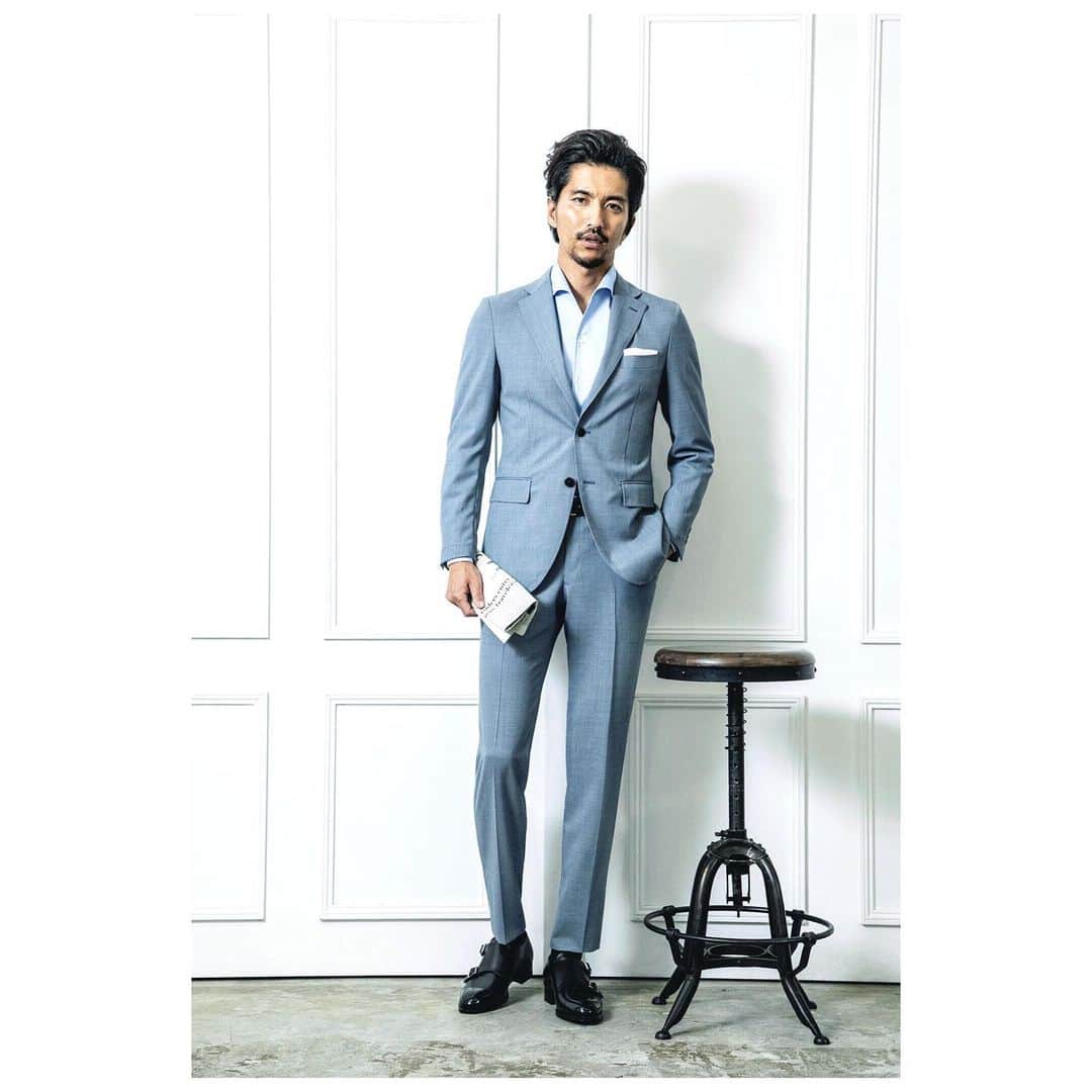 のインスタグラム：「Dandy style﻿ ﻿ ﻿ 珍しくガッチリヒゲにパーマスタイルですが﻿ ﻿ ﻿ @sanyo_style_magazine にて﻿ スーツの夏の着こなし紹介しております﻿ ﻿ ﻿ ステイホームやテレワークで着る機会が減っているかも知れませんが、﻿  やっぱりスーツはカッコいい‼️﻿ ﻿ ﻿ いざ何処かへ出て行く際は、﻿ バシッとスーツを着こなしたいよね👔﻿ ﻿ ﻿ #sanyostylemagazine #paulstuart #epocauomo #sanyoyamacho #suitsstyle #mensstyle #model #surfer #beautyadvisor #beachtree ﻿ #サンヨースタイルマガジン #メンズスーツ #スーツスタイル #ポールスチュアート #サンヨー山長 #革靴 ﻿#スーツの着こなし  #サーファー #モデル #男性美容家 #ビーチツリー #幸太を探せ」