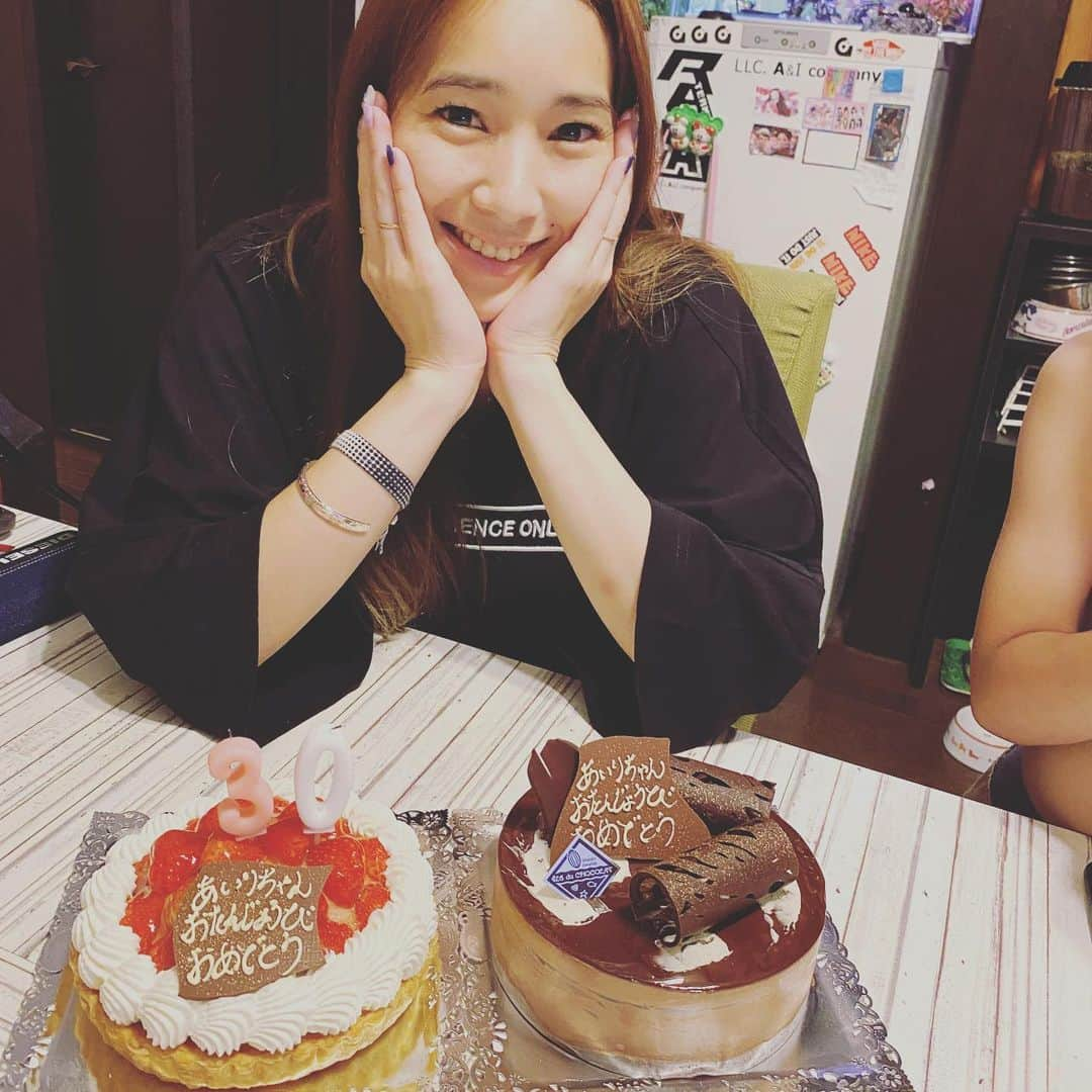 吉田愛李さんのインスタグラム写真 - (吉田愛李Instagram)「#三十路 Wあいりで三十路パーティー🎂  ケーキたくさん🎂 @saori_fujiya @sukekappa 🎁ありがとう💕ヘビロテしてるよ love my sister💕  #誕生日2日違い　#7月生まれ　#14日と16日　#親友ちゃん　#おめでとう　#ありがとう　#これからもよろしくね　#サンダル自然とおそろい　#ケーキたくさん幸せ」7月25日 14時22分 - a0714y