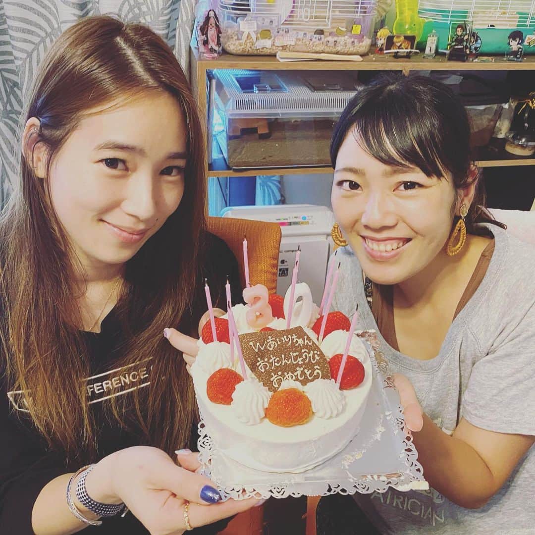 吉田愛李のインスタグラム：「#三十路 Wあいりで三十路パーティー🎂  ケーキたくさん🎂 @saori_fujiya @sukekappa 🎁ありがとう💕ヘビロテしてるよ love my sister💕  #誕生日2日違い　#7月生まれ　#14日と16日　#親友ちゃん　#おめでとう　#ありがとう　#これからもよろしくね　#サンダル自然とおそろい　#ケーキたくさん幸せ」