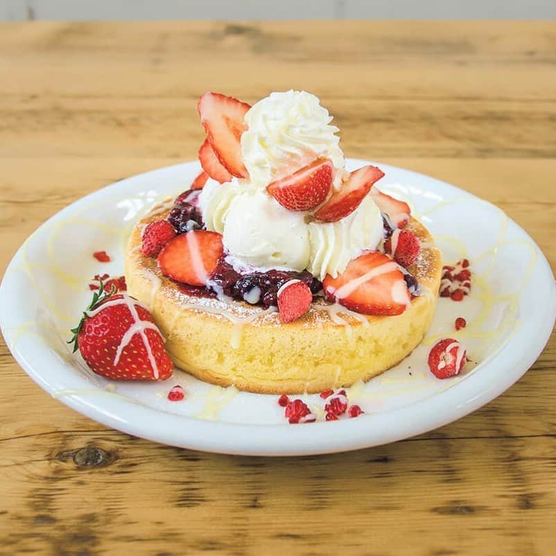 散歩の達人さんのインスタグラム写真 - (散歩の達人Instagram)「恵比寿『カフェ アクイーユ - cafe accueil』の、行列ができるパンケーキ。  記事「恵比寿のこだわりが光るカフェで、穏やかでおいしいひとときを。」より。  #さんたつ #散歩の達人 #恵比寿 #カフェ #パンケーキ #恵比寿カフェ #恵比寿スイーツ #恵比寿グルメ」7月25日 19時47分 - san_tatsu