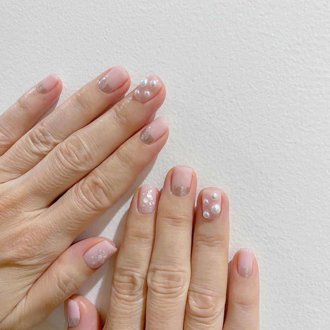 Kana Kobayashiさんのインスタグラム写真 - (Kana KobayashiInstagram)「お持ち込みデザイン✨ #nails #ネイル #ネイルデザイン #ミラーネイル #パール #pink #ナチュラルピンク」7月25日 19時53分 - anela_kana
