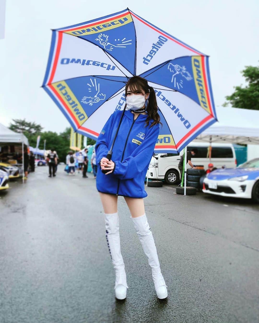 のインスタグラム：「. ストーリーに載せたらすごく女子ウケが良かったのと笑、 オウルテックの新しい傘もチームウェアも可愛くて わたしもお気に入りな一枚💙 今日は高めのサイドポニーにしたけど雨でへにょん🥺 . #レースクイーンの絶対領域 #カメラマンはまゆすけちゃんw #他チームにわざわざ撮ってもらいにいく図々しさ #トリコロール #トリコロールカラー #86brz #86brzrace #owltech #オウルテック #race #racequeen #レース #菅生サーキット #仙台 #レースクイーン」