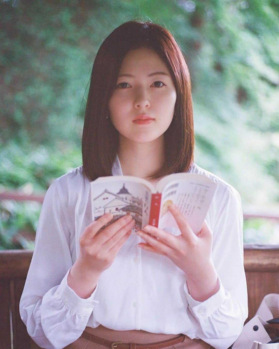 のインスタグラム：「Phot by：@film.byluuvu   #撮影#写真#フィルム#フィルム写真#新宿御苑#梅雨#雨#本#小説#夏目漱石#行人#末永百合恵#shooting#photo#photography#film#shinjukugyoen#shinjukugyoenpark#rain#rainyseason#book#novel#natsumesoseki」