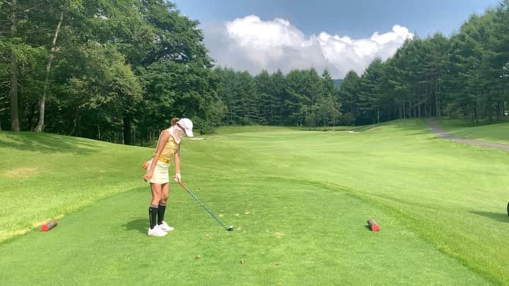 相川友希のインスタグラム：「連休二日続けて3回も交通事故を見ました。車グチャ。 気をつけなきゃだ！！！ #連休　#せっかくのお出かけ　#安全運転　#今日見た　#golfちゃん　#1500キロ　#ゴルフ　#100切り　#ゴルフしたい　#ドライバー　#雨ゴルフは嫌だ　#晴天 背中のお肉が気になる！腕の部分。 #トレーニング　#肩甲骨 #95 日焼け防止のタイツとアームカバー #使わず　#アームカバー　#タイツ　#出番はいつ」