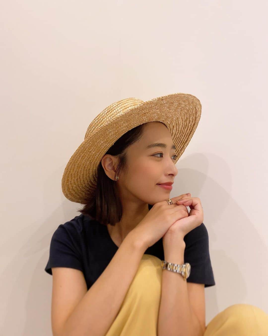 近藤千尋のインスタグラム：「雨なのに麦わらさん🌼笑 ネイビーとイエローってなんか好き🥰 連休は、ほぼ家に引きこもりですが…🤦🏻‍♀️ ひーぼぉくんがいるときは メイクするようにしています💄笑 @todayful_  @petitbateau_jp 全身はwearに載せてます🕶」