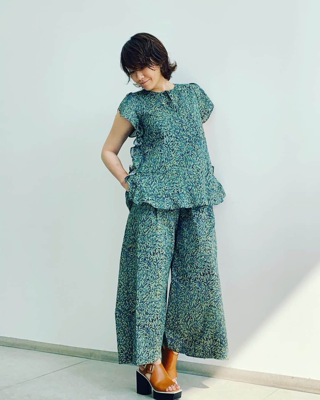 風間ゆみえのインスタグラム：「LA MARINE FRANÇAISE  @la_marine_francaise_official   トップスの裾はなめらかなフリルもポイント。アウトスタイルはこんな感じです  気になる方はお早めに😊✨」