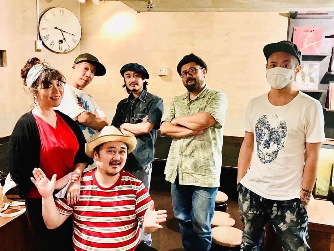 有坂美香のインスタグラム：「Tonight❣️ Mommy Funk Special  今夜もヨロシクお願いしまSHOW 楽しみー💕  下記転送です^_^  ほんじーつ‼️ こんな豪華メンバーでモミーFUNK!ができるなんて、楽し過ぎるー🤣🤣🤣  人数限定でのライブになりますが、まだ若干の席数も用意できると思います。 前売りのご予約はすでに締め切りましたが、当日券も予約制なのでお店に直接お問い合わせくださいませ！！  同時に配信もするので、そちらも是非お申し込みください！！ 配信視聴用チケット購入はこちらからお願いします↓↓  https://passmarket.yahoo.co.jp/event/show/detail/01ja6e113rnit.html」