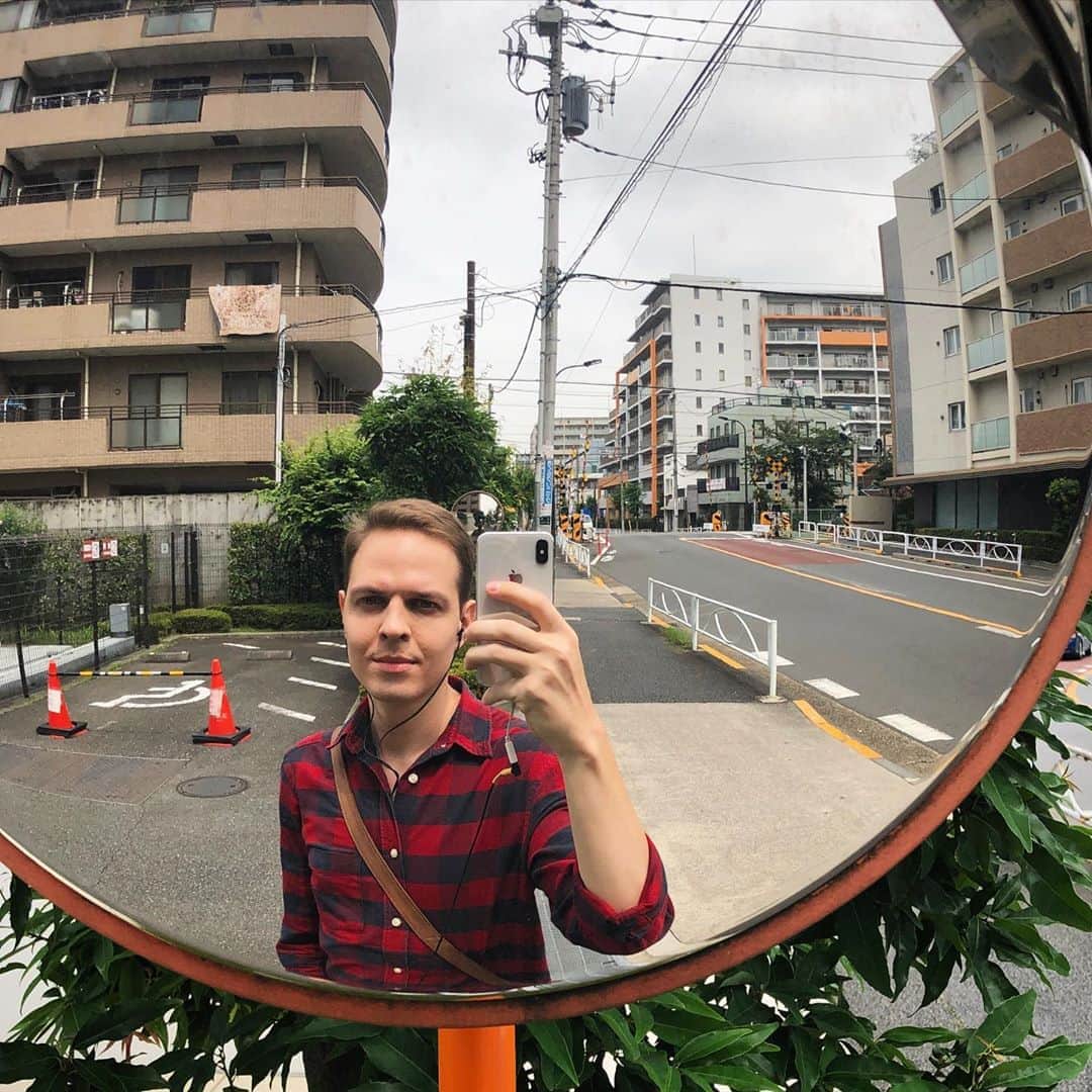 Шамов Дмитрийさんのインスタグラム写真 - (Шамов ДмитрийInstagram)「Гуляя по Токио, практически везде можно встретить зеркала. Это могут быть как зеркала, помогающие транспорту увидеть то, что за поворотом. Как, к примеру, на моем фото. Но также я недавно обратил внимание, что в Токио просто посреди улицы может в случайном месте стоять огромное зеркало, к которому подходят люди, чтобы поправить свой внешний вид или сделать совместное фото с друзья. В этом что-то есть.   #japan #tokyo #japanese #selfi #travel #trip #city #япония #токио #зеркало #шамовдмитрий #путешествие #日本　#東京　#ロシア人　#鏡　#自撮り #外国人　#外人」7月25日 14時30分 - shamovdmitry