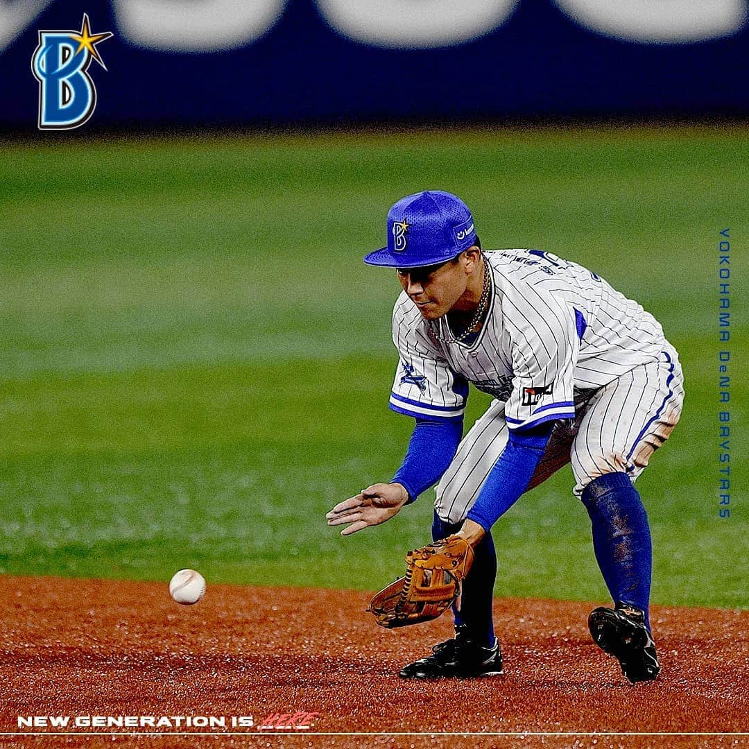 横浜DeNAベイスターズさんのインスタグラム写真 - (横浜DeNAベイスターズInstagram)「. 昨日のサヨナラ勝ちのヒーロー、 #佐野恵太 選手の隣で笑顔を爆発させたのは、 攻守でチームを支える #柴田竜拓 選手。 「彼の守備はトップクラス。バッティングも右ピッチャーに強く、安定している」 とラミレス監督も評価。 . 内野の間を抜かせない球際の強さと、 相手投手に休むヒマを与えない勝負強さと、 昨日のサヨナラを呼び込む先頭打者と。 . 破壊力抜群の重量打線の中の、縁の下の“力持ち”。 オフィシャルカメラマンのとっておきの写真を集めてみました。 . #柴田選手の詰め合わせ  #baystars」7月25日 14時31分 - baystars_official