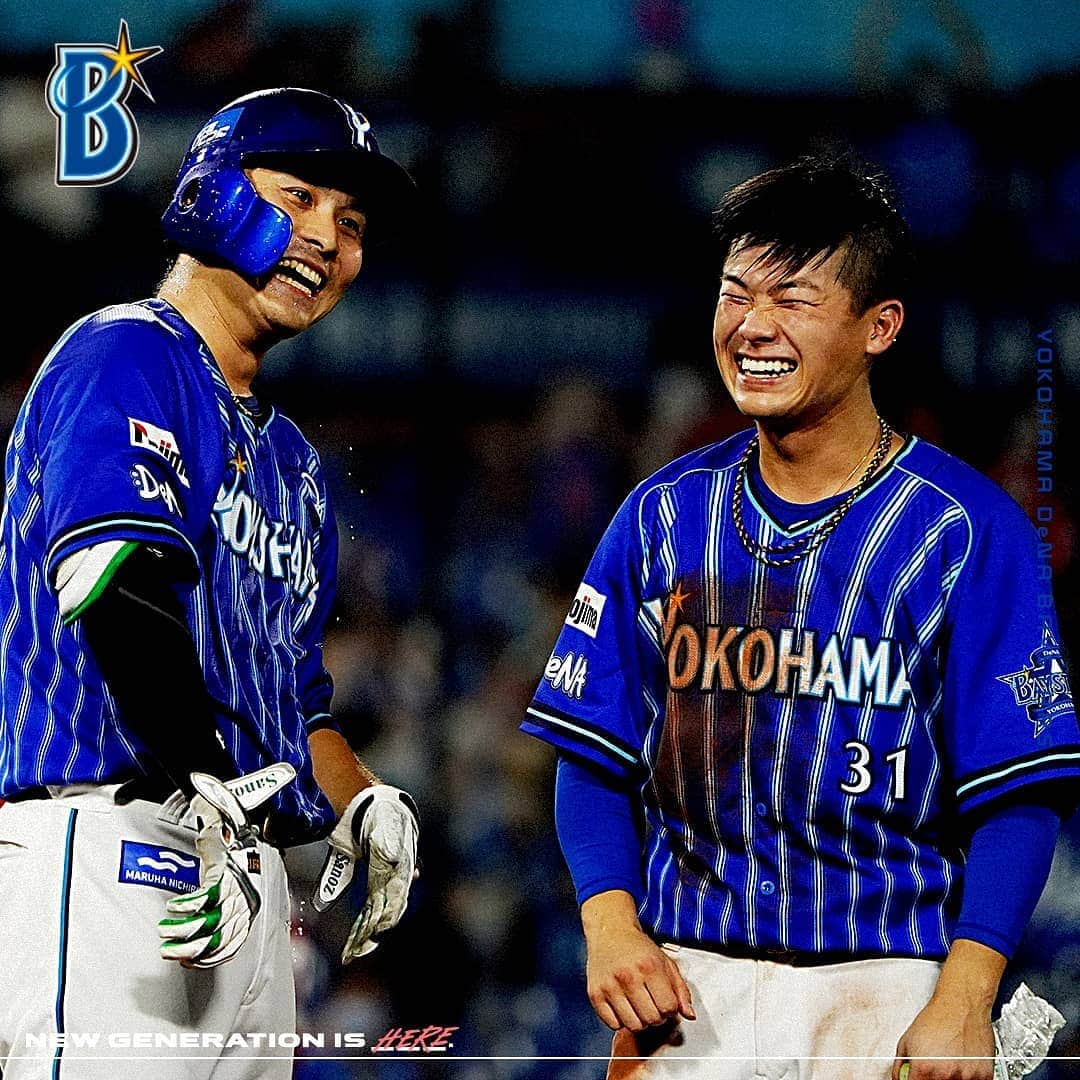 横浜DeNAベイスターズさんのインスタグラム写真 - (横浜DeNAベイスターズInstagram)「. 昨日のサヨナラ勝ちのヒーロー、 #佐野恵太 選手の隣で笑顔を爆発させたのは、 攻守でチームを支える #柴田竜拓 選手。 「彼の守備はトップクラス。バッティングも右ピッチャーに強く、安定している」 とラミレス監督も評価。 . 内野の間を抜かせない球際の強さと、 相手投手に休むヒマを与えない勝負強さと、 昨日のサヨナラを呼び込む先頭打者と。 . 破壊力抜群の重量打線の中の、縁の下の“力持ち”。 オフィシャルカメラマンのとっておきの写真を集めてみました。 . #柴田選手の詰め合わせ  #baystars」7月25日 14時31分 - baystars_official