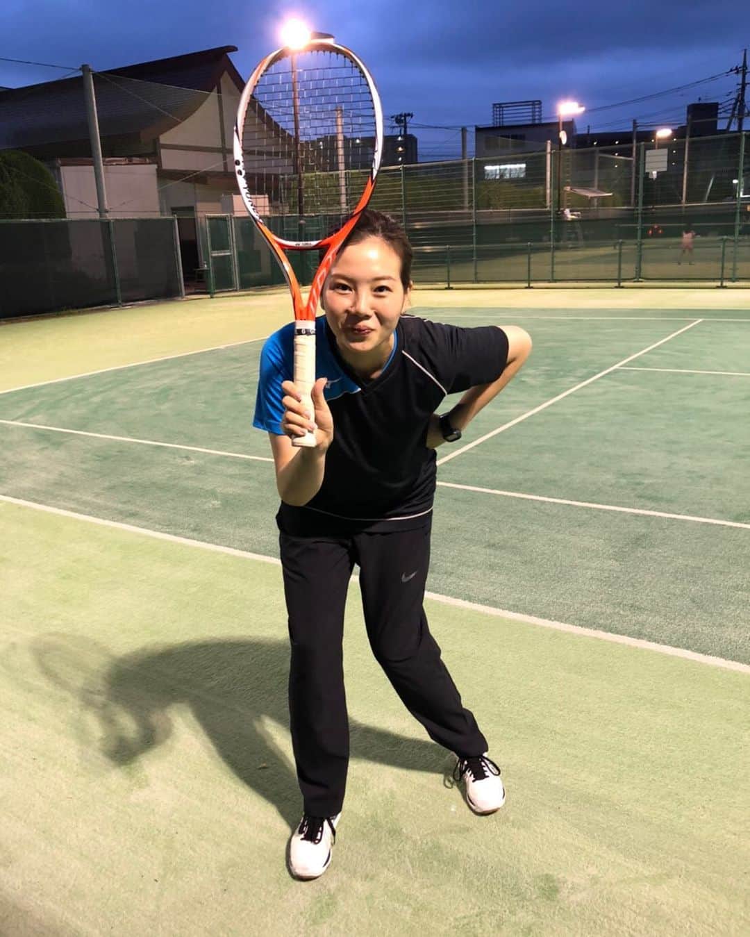 林有紀奈のインスタグラム：「☺️高校授業ぶりのテニス🎾⭐️ 返せる様になるだけで、もう、めっちゃたのしかったー❗️🤣 どうせできないからやだな〜と思っていたのに、思い切って行って良かった💕😂笑（もっとテニスしたい🎾‼️誰か下手っぴとやってくれる人いないかな😂）  やらず嫌い、食わず嫌いは改めて勿体無いなと実感です❗️😂❗️  #ひとり下手でごめんなさい🙇🏻‍♀️ #ラケットの△にボール挟まりますw😂 #皆んな教えてくれるの上手で感謝✨🙇🏻‍♀️ #仕事後すっきり#食べず嫌いやらず嫌いは無しで色々たのしみたい❗️☺️⭐️💪🏻 #おでこの光🤩#大汗かいてすっきり✨😋」