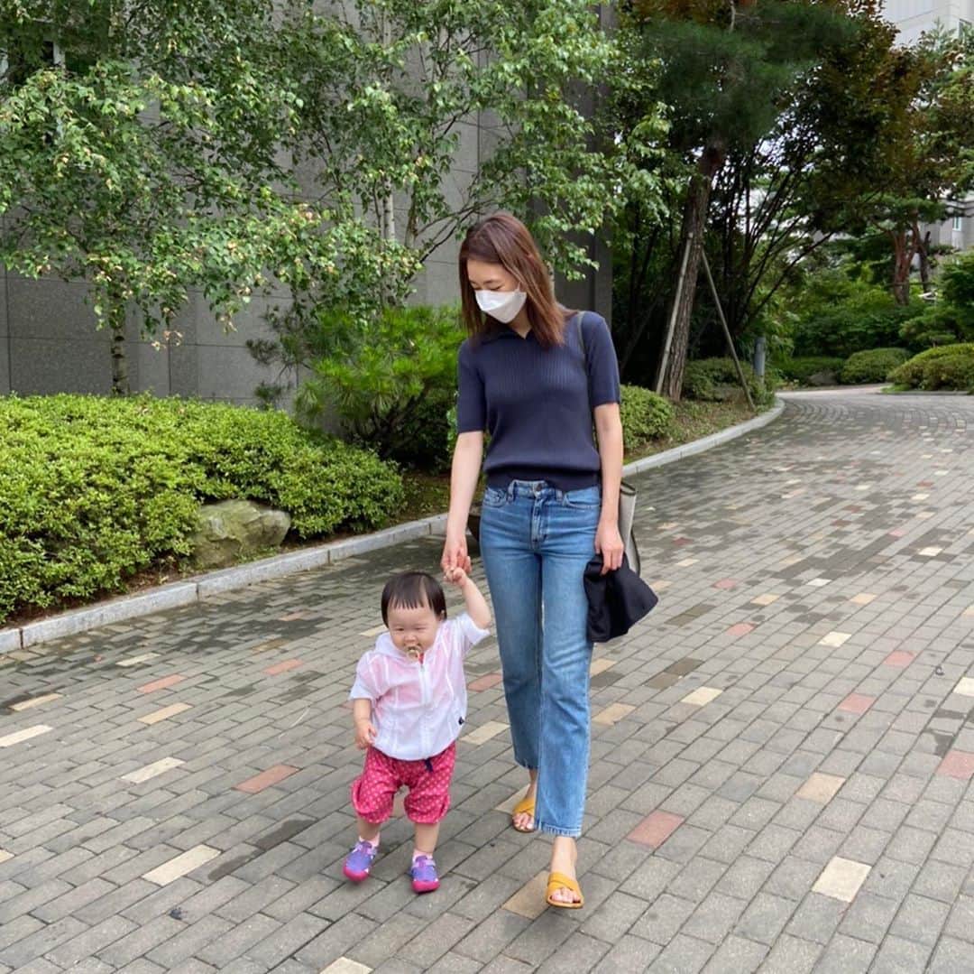 イ・ヨニのインスタグラム：「아장아장. 이모랑 손잡구 걷기.」