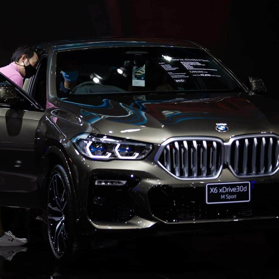 BMW Thailandさんのインスタグラム写真 - (BMW ThailandInstagram)「The All-New BMW X6 นิยามแห่งตัวตนในแบบฉบับที่ไม่เหมือนใคร ท้าทายทุกขีดจำกัดด้วยตัวคุณเองวันนี้– 26 กรกฎาคม ในงานมอเตอร์โชว์ อิมแพค เมืองทองธานี  ข้อเสนอสำหรับมอเตอร์โชว์  อัพเกรด BSI 6 ปี ข้อเสนอเดียวกันเริ่มแล้ววันนี้ที่ผู้จำหน่ายฯ อย่างเป็นทางการทั่วประเทศ  หรือคุณสามารถพบกับ BMW X6 คันนี้อย่างเต็มรูปแบบโดยไม่ต้องออกจากบ้านได้ที่ https://virtualmotorshow.bmw.co.th/ จากปรากฎการณ์ครั้งใหม่ BMW Virtual Motor Show   สอบถามข้อมูลเพิ่มเติมได้ที่ - BMW Contact Center : 1397 - Line : @BMWLeasing : https://lin.ee/e8LSXa4 - ข้อมูลเพิ่มเติมคลิก : www.bmw.co .th  *เงื่อนไขเป็นไปตามที่บริษัทฯ กำหนด  #BMWTH #MOTORSHOW2020 #THEX6 #JOYisBMW #สุนทรียภาพแห่งการขับขี่」7月25日 14時38分 - bmwthailand