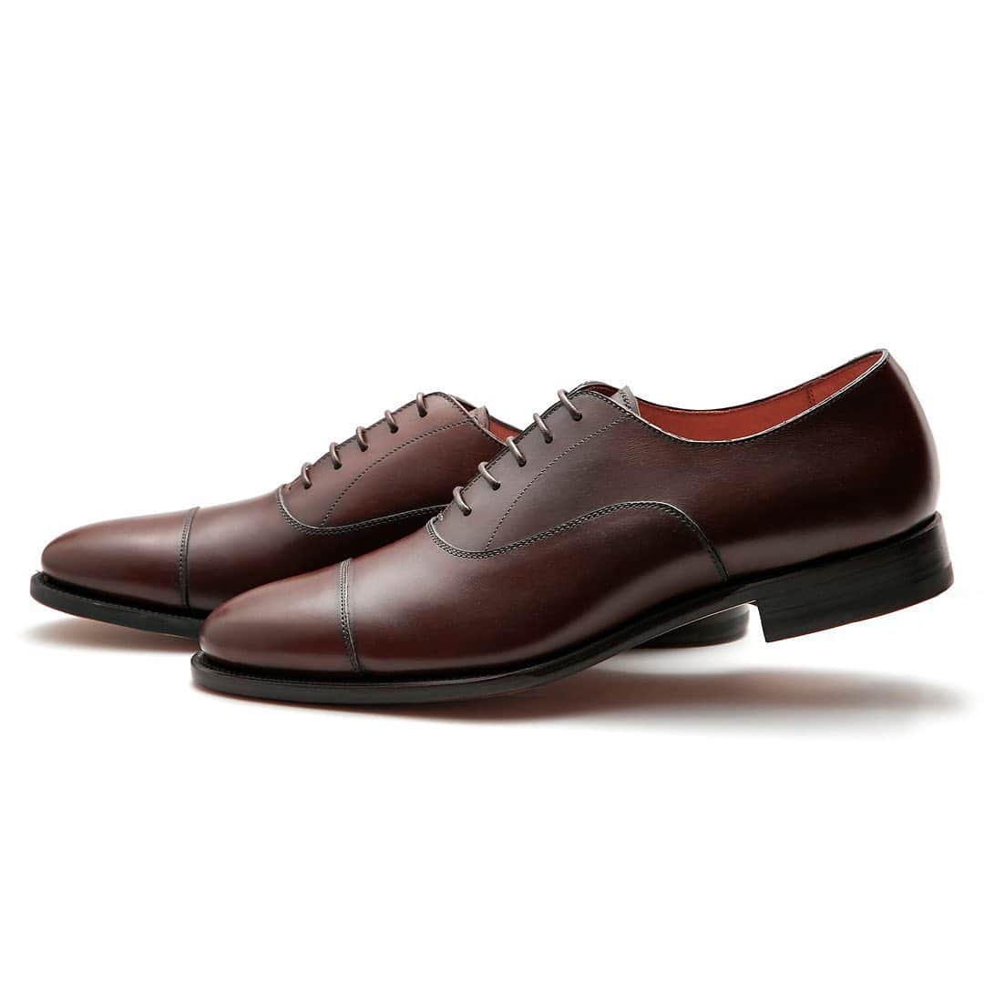 ユニオンインペリアルのインスタグラム：「. UNIONIMPERIAL -Goodyear welted- art. U2001 material: Annonay vegano @tanneriedannonay  color: Dark brown Goodyear welted construction  Last: S60-2E 後方屈曲木型　足なりの新設計 Made in Vietnam  やや細めの足の方におすすめです。 甲をやや低めに、踵を丸く包みこむような形状にすることで足をしっかりホールドするように設計しています。  フランスのアノネイ社の最高級カーフを採用したコストパフォーマンスモデルです。透明感のある艶が特長です。  #unionimperial  #ユニオンインペリアル  #annonayleather  #後方屈曲木型  #後方屈曲木型は足なりに肉付きが中央から内側に寄って踵も内側に屈曲しています  #mensfashion  #mensshoes  #leathersole  #classicshoes  #classicshoe  #goodyearwelted  #革靴  #革靴好きと繋がりたい  #断然革靴派  #革靴倶楽部」