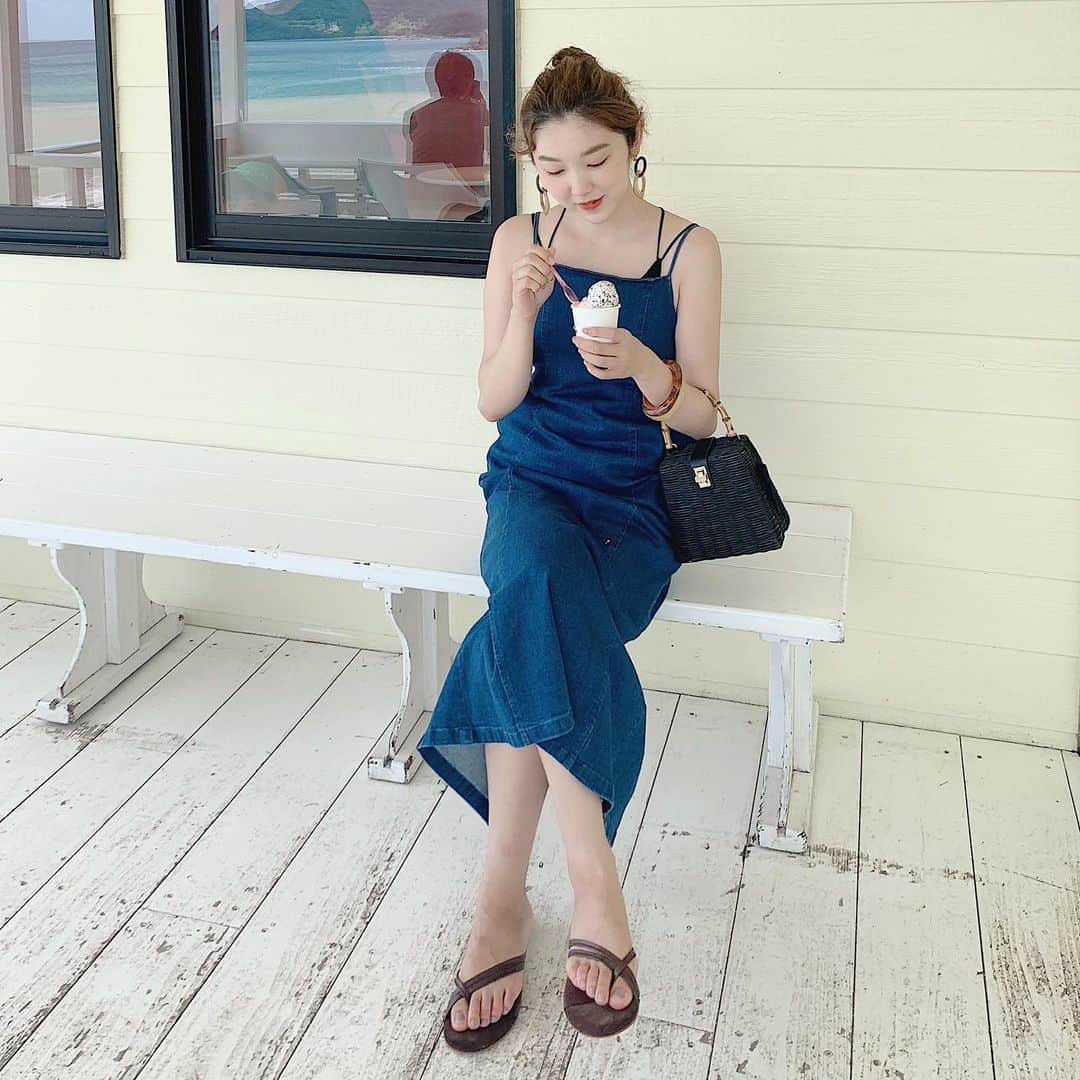 mina hinokuchiのインスタグラム：「. 夏は1枚で決まるロングワンピースを着がち☀︎ デニムのロングopは今まで持ってなかったから、この夏のお気に入り💯 . #whoswhochico #salonbychico #フーズフーチコ　#チコ　#ロングワンピース　#outfit」