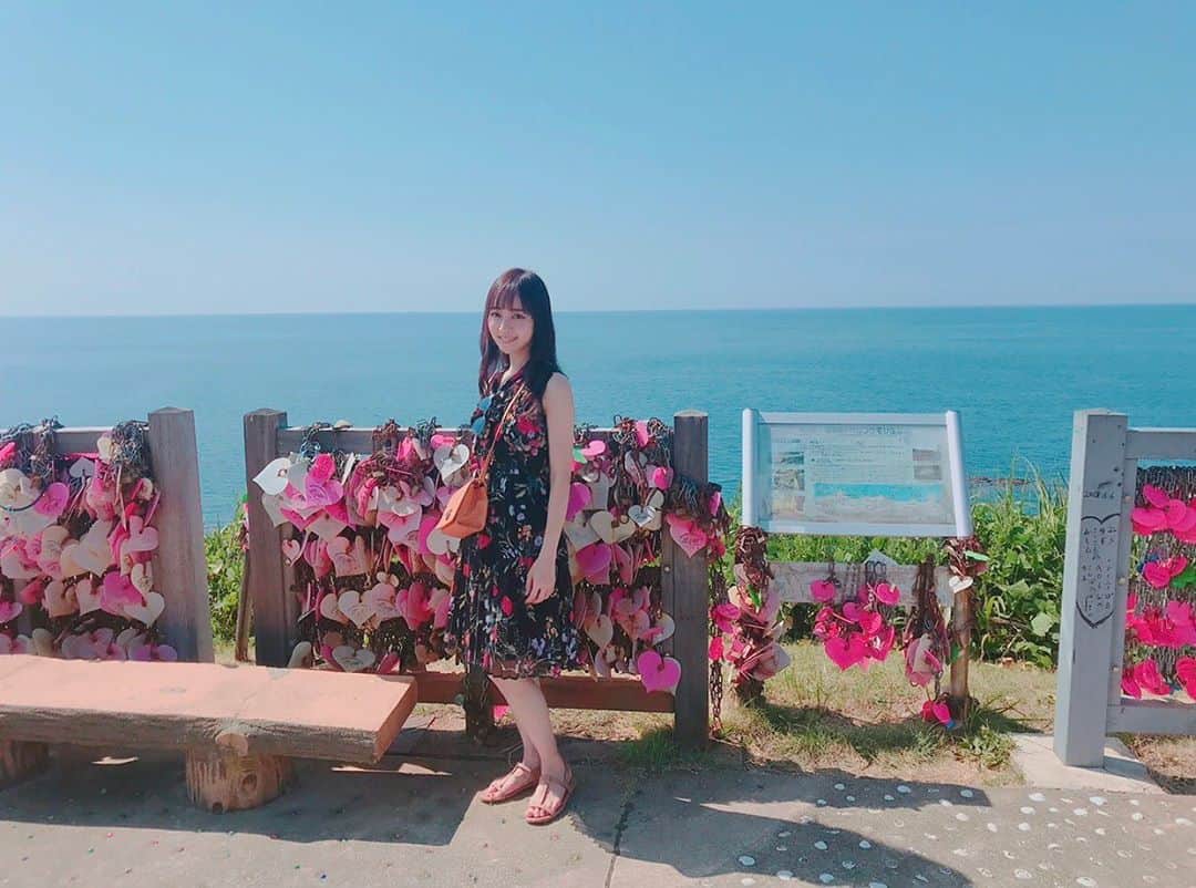 のインスタグラム：「. . 前に実家に帰った時の快晴ドライブ🚗🌈 輝く海を見渡せて感動しました✨ 恋人岬のハートのピンクと青のコントラスト💓 . この時両親が色んな所に 連れて行ってくれました 今年は、実家に帰れない 会いないかもしれないね . 今は遠くへ行けないけど、 写真を見て、 ちょっと恋しくなって でもちょっと行った気持ちになって 前向きにワクワクすることにします☺️ そして梅雨明けまでもう少し🙏✨ . .  #柏崎 #恋人岬 #新潟 #過去の #ドライブ #眩しがってる笑 #drive #kashiwazaki #niigata #japan #萌服 #長谷川萌美」