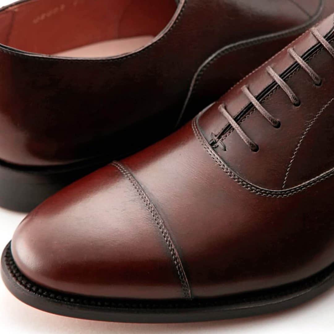 ユニオンインペリアルのインスタグラム：「. UNIONIMPERIAL -Goodyear welted- art. U2001 material: Annonay vegano @tanneriedannonay  color: Dark brown Goodyear welted construction  Last: S60-2E 後方屈曲木型　足なりの新設計 Made in Vietnam  やや細めの足の方におすすめです。 甲をやや低めに、踵を丸く包みこむような形状にすることで足をしっかりホールドするように設計しています。  フランスのアノネイ社の最高級カーフを採用したコストパフォーマンスモデルです。透明感のある艶が特長です。  #unionimperial  #ユニオンインペリアル  #annonayleather  #後方屈曲木型  #後方屈曲木型は足なりに肉付きが中央から内側に寄って踵も内側に屈曲しています  #mensfashion  #mensshoes  #leathersole  #classicshoes  #classicshoe  #goodyearwelted  #革靴  #革靴好きと繋がりたい  #断然革靴派  #革靴倶楽部」