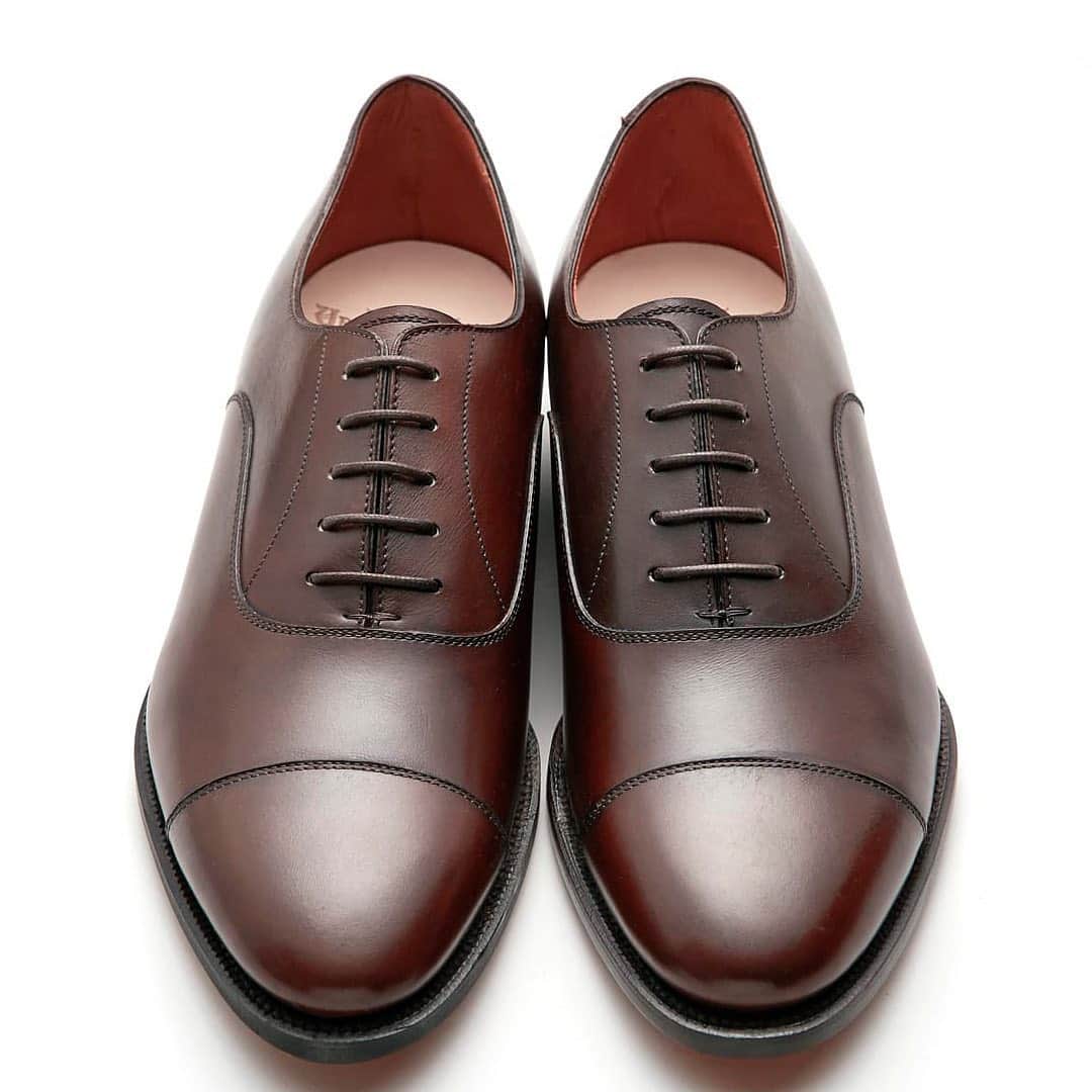 ユニオンインペリアルのインスタグラム：「. UNIONIMPERIAL -Goodyear welted- art. U2001 material: Annonay vegano @tanneriedannonay  color: Dark brown Goodyear welted construction  Last: S60-2E 後方屈曲木型　足なりの新設計 Made in Vietnam  やや細めの足の方におすすめです。 甲をやや低めに、踵を丸く包みこむような形状にすることで足をしっかりホールドするように設計しています。  フランスのアノネイ社の最高級カーフを採用したコストパフォーマンスモデルです。透明感のある艶が特長です。  #unionimperial  #ユニオンインペリアル  #annonayleather  #後方屈曲木型  #後方屈曲木型は足なりに肉付きが中央から内側に寄って踵も内側に屈曲しています  #mensfashion  #mensshoes  #leathersole  #classicshoes  #classicshoe  #goodyearwelted  #革靴  #革靴好きと繋がりたい  #断然革靴派  #革靴倶楽部」