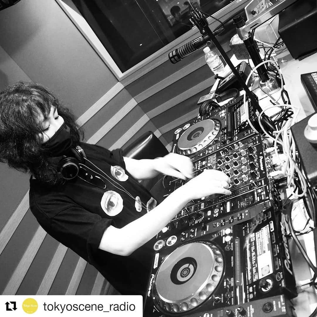 のインスタグラム：「#本日の手仕事  #Repost @tokyoscene_radio (@get_repost) ・・・ . #interfm897 #Tokyoscene . #カワムラユキ @yukikawamura821  DJ  MIX Now Playing!!」