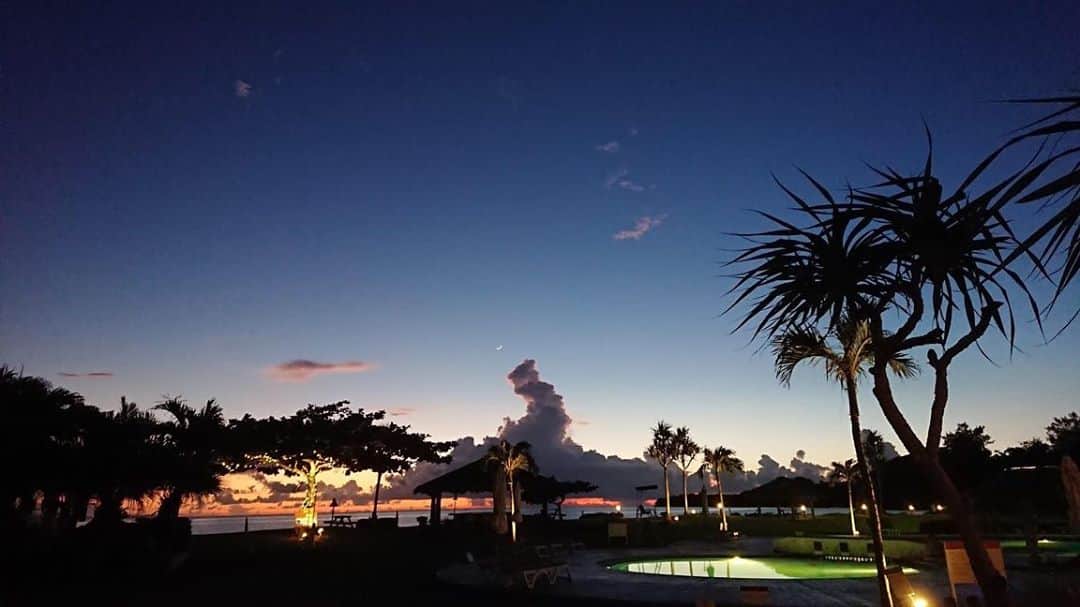 のインスタグラム：「黄昏  現在のホテル周辺は大雨＋雷がゴロゴロ⚡️ 今日の夕陽は厳しいかも…  代わりに一昨日の写真を✨  #石垣島　#石垣シーサイドホテル　#底地ビーチ　#サンセット #夕陽　#黄昏　#okinawa #ishigaki #yaeyama #beach #summer #ocean #island #hotel #trip #japan」