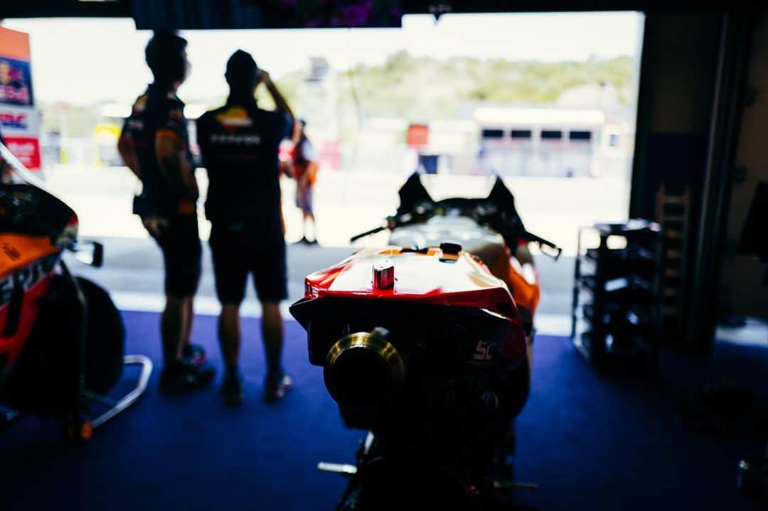 レプソル・ホンダのインスタグラム：「Early starts ⠀⠀⠀⠀⠀⠀⠀⠀⠀ #AndaluciaGP #TheReturn #MotoGP #RidingForThem #MotoGPIsBack #MotoGP #MM93 #MarcMarquez93 #AM73 #AlexMarquez73 #Racing #Repsol #Honda #Racing #RepsolHonda #HRC #RC213V #ThePowerOfDreams #Racing #Motorcycle #Team #OneHeart」