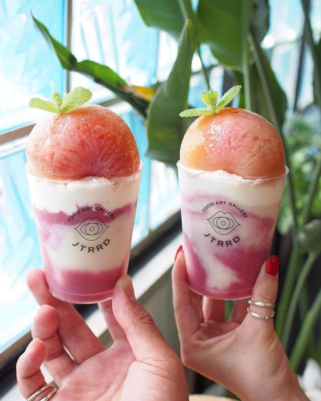 RETRIP<リトリップ>グルメのインスタグラム：「【RETRIP×大阪】 こちらは大阪にある「JTRRD cafe（ジェイテイードカフェ）」です。白桃ボンボンというこちらは、艶やかな白桃が半分乗ったパフェ🍑 桃好きにはたまらないですよね。 . RETRIPでは「おでかけ」に関する様々な情報を発信しています。ぜひ他のアカウントもチェックしてください！ . @retrip_nagoya_ 名古屋の話題のカフェを紹介 @retrip_osaka_ 大阪のおでかけグルメスポットを紹介 @retrip_kyoto_ 京都のおでかけスポットを紹介 @retrip_fukuoka_ 福岡のおでかけグルメスポットを紹介 @retrip_hokkaido_ 北海道のおでかけスポットを紹介 @retrip_korea_ 韓国の話題のカフェを紹介 @retrip_news 最新のおでかけ情報を紹介 @retrip_nippon 日本の絶景を紹介 @retrip_global 海外の絶景を紹介 @retrip_gourmet 全国の話題のスイーツを紹介 @retrip_dinner 全国の話題のごはんを紹介 @retrip_cafe 全国のおしゃれなカフェを紹介 . ▼RETRIP[リトリップ]のアプリは AppStore、GooglePlay「リトリップ」で検索！ プロフィールのURLからもダウンロードできます。 . photo by  @ma_sky7. . #retrip #retrip_rh #JTRRDcafe #大阪カフェ #カフェ好きな人と繋がりたい #スイーツ好き #スイーツ好きな人と繋がりたい #スイーツ好きな人とつながりたい #グルメ好きな人と繋がりたい #グルメ好き #グルメ好きと繋がりたい #スイーツ部 #カフェ部」
