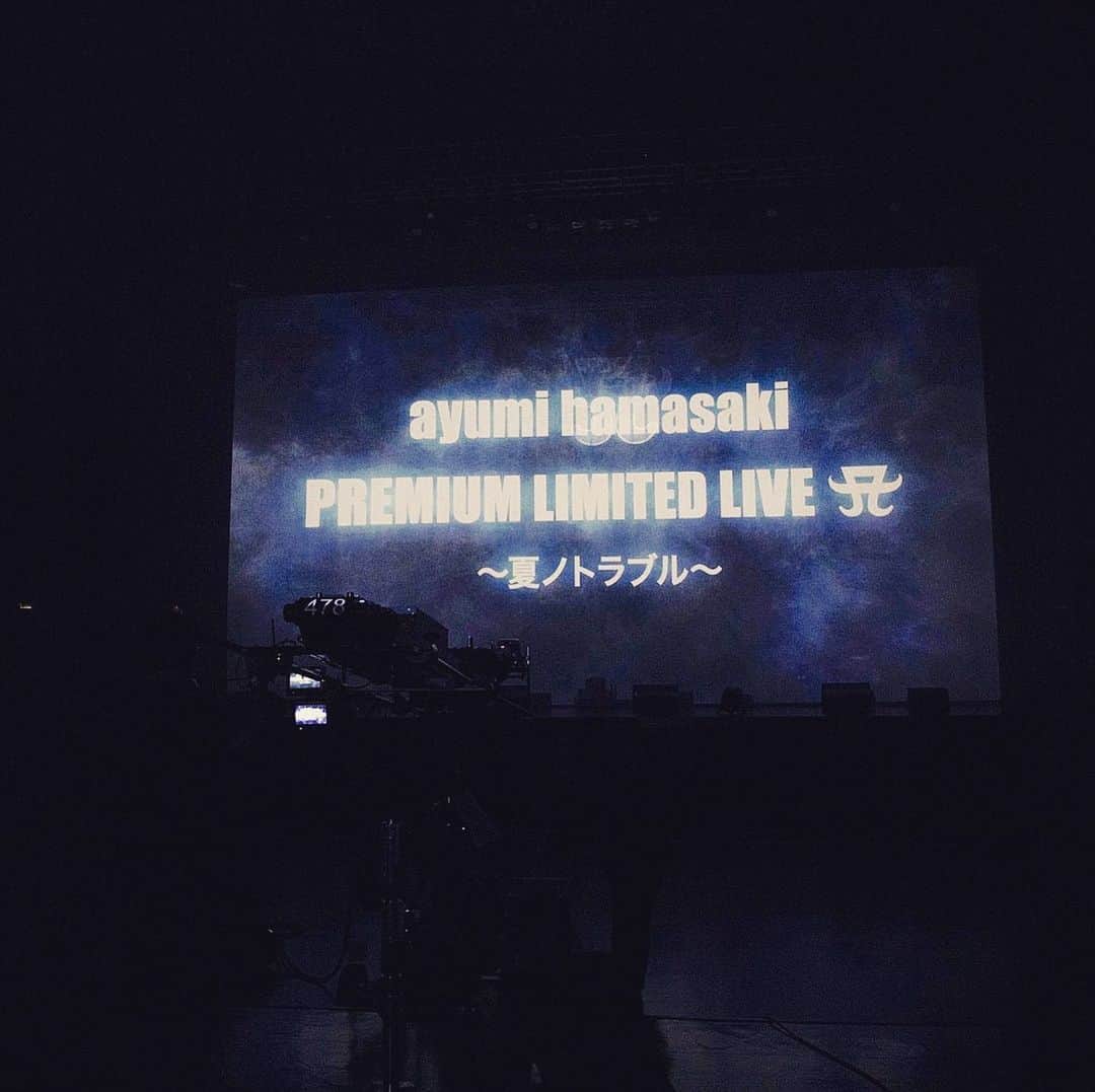 荒木駿平のインスタグラム：「﻿ やっと。やっと。ステージに立たせてもらい踊れる日が来ました。﻿ この5ヶ月間の想い、ここがゴールじゃなくてここからやっと進んでいけると思うと今日のステージ本当に楽しみで嬉しくて今日が終わって欲しくないけど、早くステージに立ちたくて、色々な感情が溢れてきます。﻿ ﻿ 久しぶりに感じられるものをカメラの向こうにいる沢山の方に伝えられるように。﻿ こんなにも幸せな時間と場所に携わらせていただき本当に有り難く感じます。﻿ ﻿ 一刻も早く、あの綺麗なピンクの光に埋め尽くされた空間で一緒に過ごせる事を願って、頑張ります。﻿ ﻿いつだって、 'ひとりじゃない' この言葉を胸に よろしくお願いします！  #ayumihamasaki  #ABEMA #夏ノトラブル #繋がり」