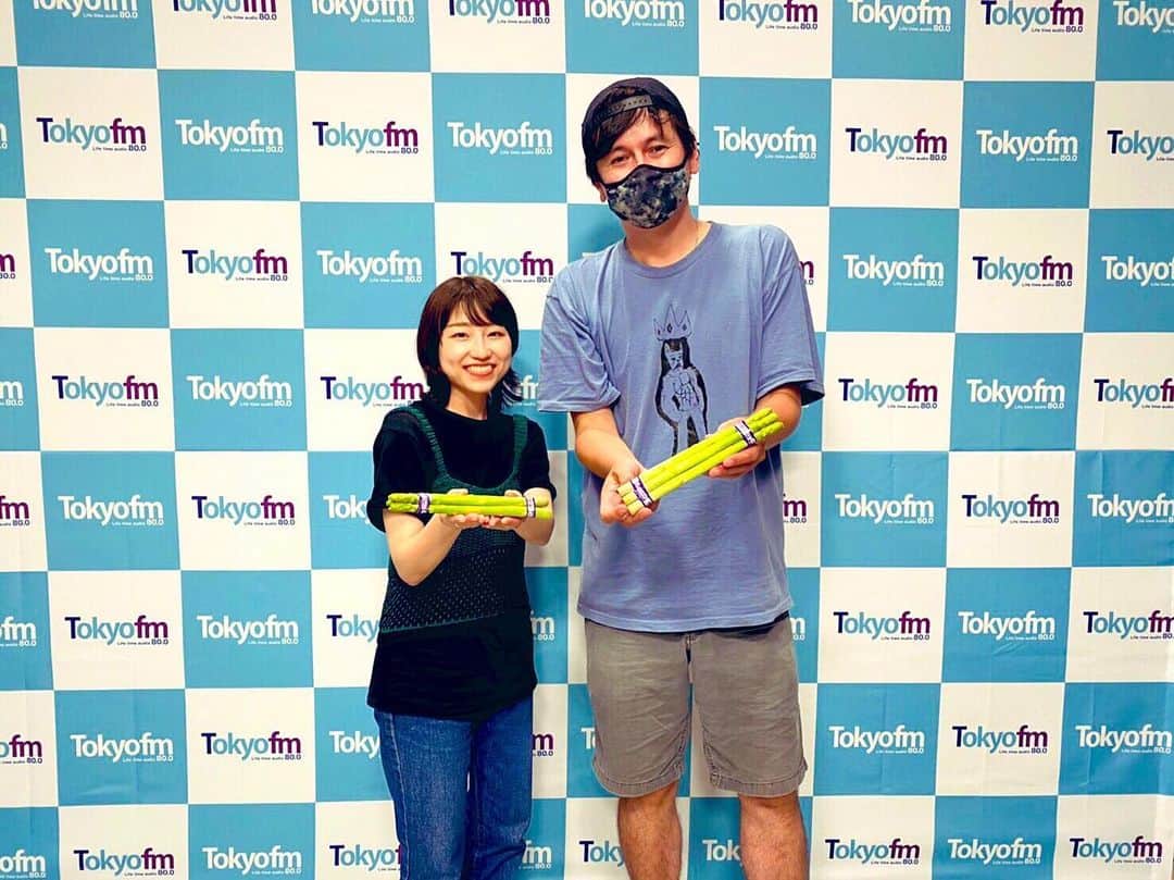 関取花のインスタグラム：「本日はTokyoFM「全農 COUNTDOWN JAPAN」にパーソナリティの安田レイさんの代打で出演させていただきました📻  ジョージさんの笑顔とさすがのアシストのおかげでリラックスして楽しく放送できました☺️  来週からはまたレイちゃんの声を聴けるのを楽しみにしております👧🏻 ありがとうございました📻アスパラ美味しかった〜  #JA全農CDJ  #tokyofm」