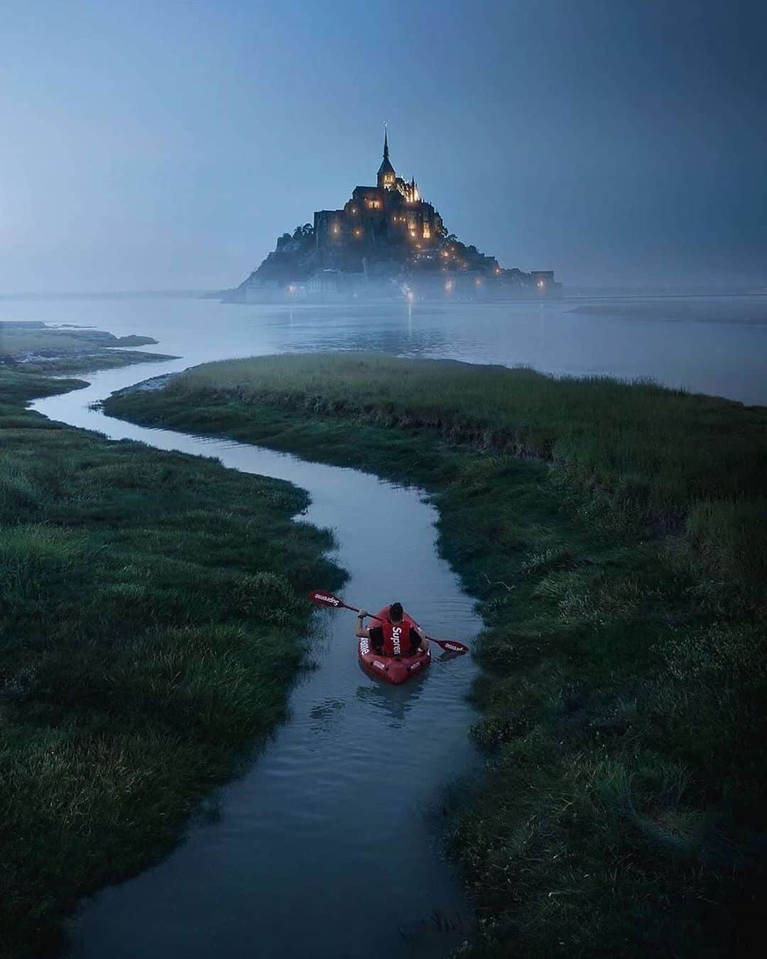 Canon Photographyさんのインスタグラム写真 - (Canon PhotographyInstagram)「Canoeing at Mont Saint-Michel Photography // @sebastien.nagy  Curated by @steffeneisenacher  #france #castle #reflection #reflectiongram #montsaintmichel #canoe」7月25日 15時27分 - cpcollectives