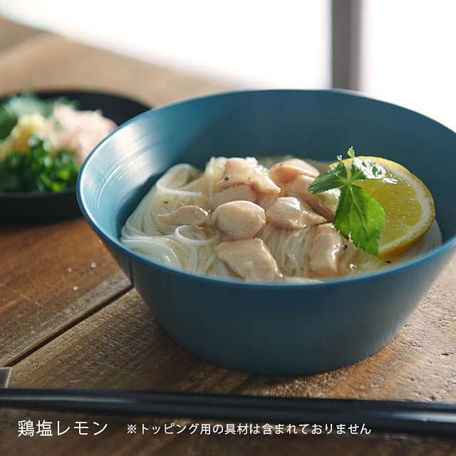 中川政七商店さんのインスタグラム写真 - (中川政七商店Instagram)「「素麺を、ちょっと特別に。」﻿ ﻿ 家で過ごす時間が多い今年の夏。﻿ 気がつけば例年よりも、素麺が食卓に登場する回数が増えている気がします。﻿ ﻿ 簡単で、美味しくて、お腹も満たせる夏の定番ですが、ややもすれば変わらない味に飽きてしまうのも、素麺です。﻿ ﻿ そんな素麺がちょっぴり特別に感じられるソースが、この夏できました。﻿ その名も「素麺のための」シリーズ。﻿ ゆでた麺に、そのままかけて混ぜるだけの具材入りソースです。﻿ ﻿ うどんでも中華麺でもなく、素麺が一番美味しく食べられるように仕上げた一品。﻿ 鶏塩レモン、豚肉ごま豆乳、花椒肉みその3種が、それぞれ素麺の魅力を引き出してくれます。﻿ ﻿ この夏店頭でもたくさん売れている、人気シリーズです。﻿ ﻿ 【鶏塩レモン】﻿ コクのある塩味ベースの鶏だしに、鶏のささみ肉を加えて、レモンの酸味をきかせてさっぱりと仕上げました。﻿ ﻿ 【豚肉ごま豆乳】﻿ 豆乳と白練りごまを合わせたなめらかなソースに、豚バラ肉で旨味を足して、風味豊かに仕上げました。﻿ ﻿ 【花椒肉みそ】﻿ 豚ひき肉をネギやショウガ、ニンニク、味噌と甘辛く炒め、花椒のしびれる辛さとさわやかな香りを足しました。﻿ ﻿ ▶︎ 素麺のための鶏塩レモン／¥432﻿ ▶︎素麺のための豚肉ごま豆乳／¥432﻿ ▶︎素麺のための花椒肉みそ／¥432﻿ ﻿ 🦌お買い物はプロフィールリンクまたは画像をタップ。@nakagawamasa7 ﻿ ﻿ #中川政七商店 #暮らしの道具 #japaneseculture #japanesestyle #nakagawamasashichi #夏の食卓 #素麺 #素麺アレンジ #素麺レシピ #素麺大好き #そうめん #そうめんアレンジ #そうめんレシピ #麺スタグラム #麺類 #麺好き #レトルト #レトルト食品 #ソース #鶏塩 #豆乳 #豆乳レシピ #花椒」7月25日 15時28分 - nakagawamasa7