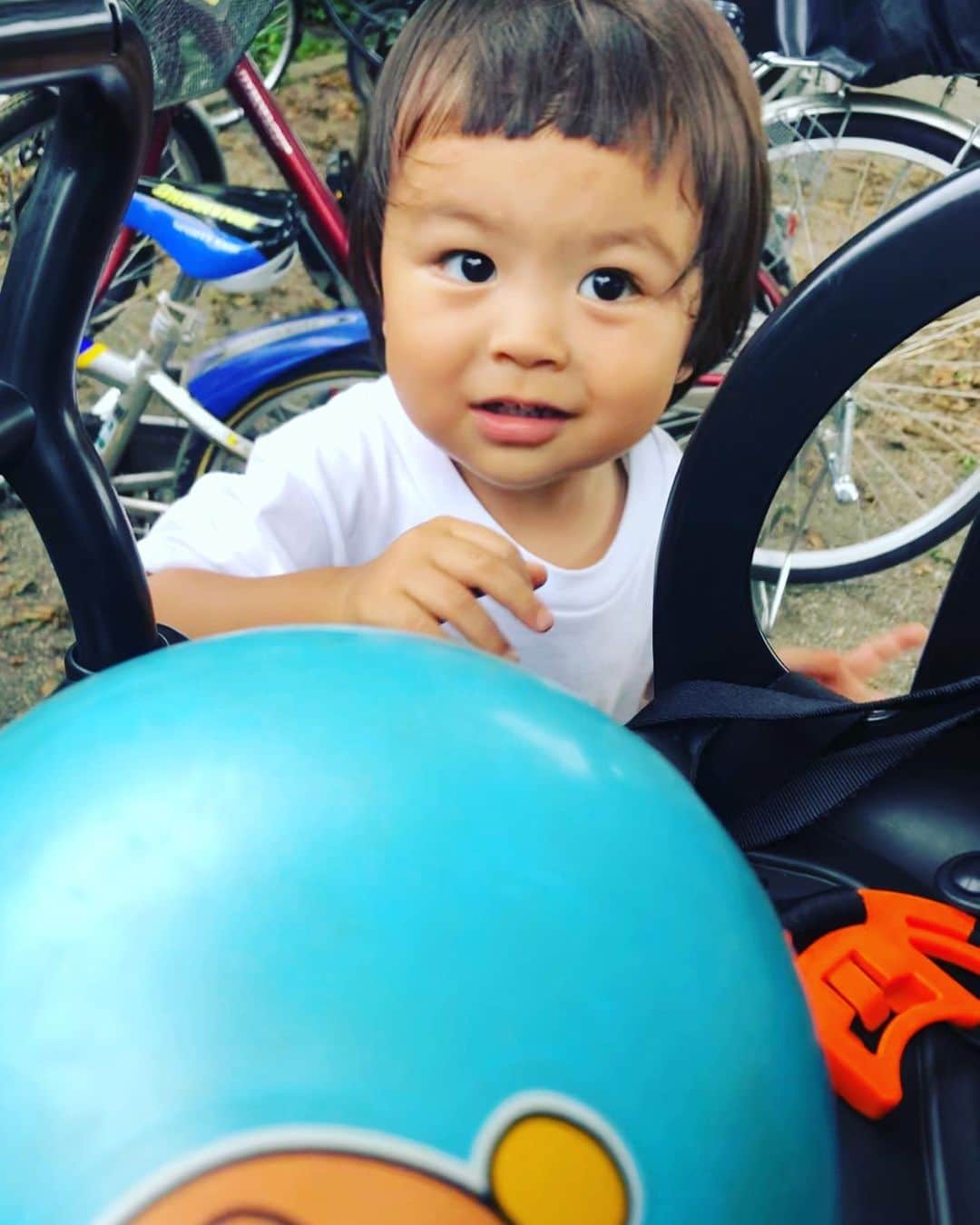 岡田義徳さんのインスタグラム写真 - (岡田義徳Instagram)「最近の流行。  ボールを自転車に乗せる。 誰の自転車に関係無く乗せる。。  これをひたすら二時間！ 忍耐。  #我が子#ボール遊び#公園#散歩#いたずら」7月25日 15時29分 - yoshinori_okada_44