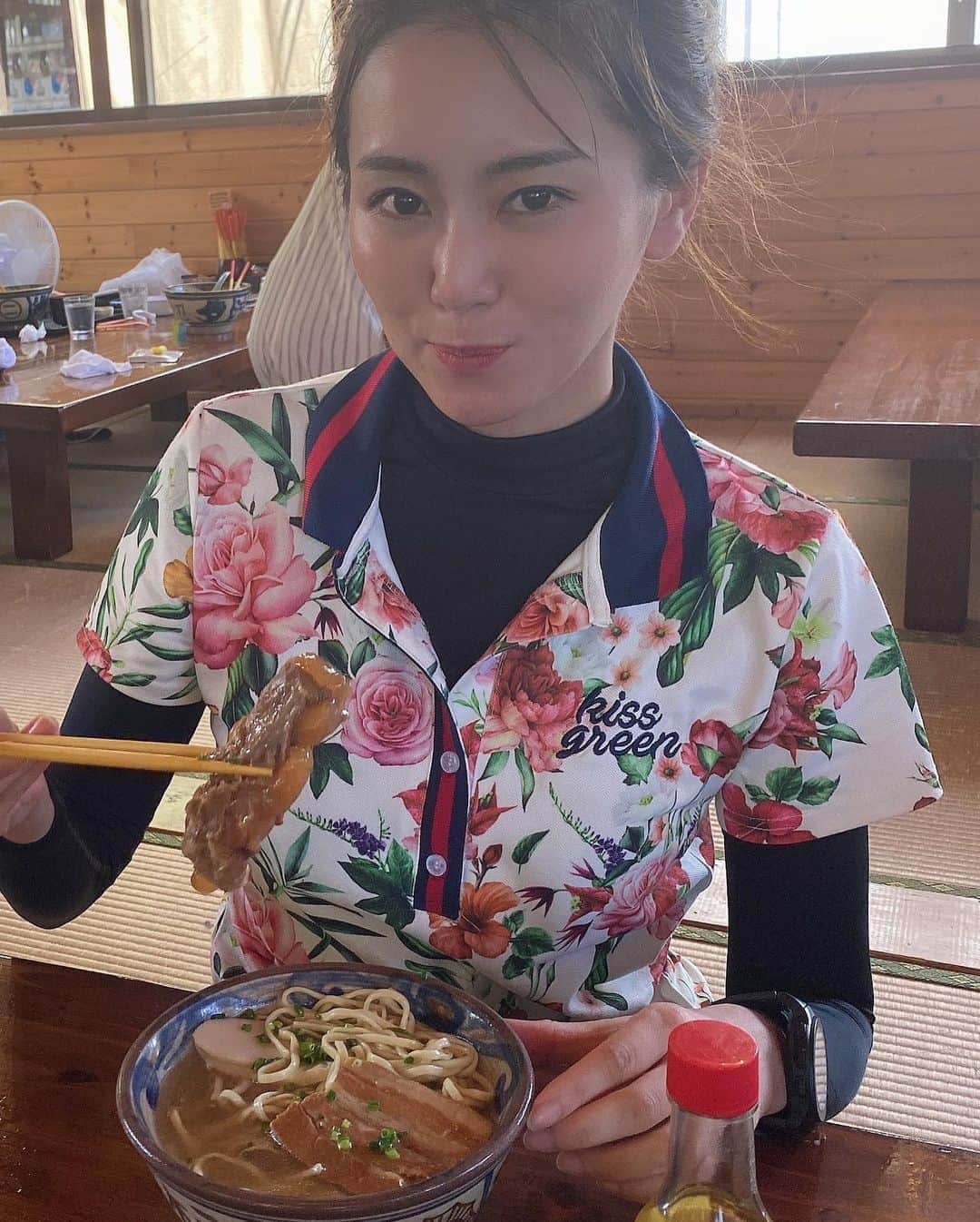 佐野真彩さんのインスタグラム写真 - (佐野真彩Instagram)「沖縄グルメ一気載せ🍜 #楚辺そば  #うりずん #ステーキハウス88   スワイプしてみてみてね🔎 食べたなぁ😋💭  この連休はのんびりなので、 まだ載せていなかった写真を投稿してます（⚠︎過去投稿です）☺️🖋  またコロナが落ち着いたら旅行行きたいな✨ みんなはどこ行きたい😌？？  水着▷ @roxyjapan   #食の記事なのに水着写真　#沢山撮ったから　#沖縄グルメ　#roxy」7月25日 15時30分 - sano.maya