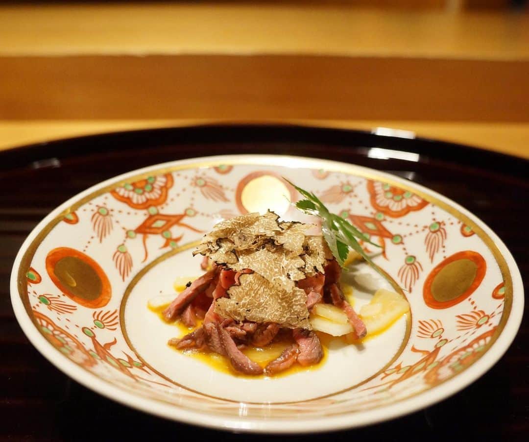 井上麻衣さんのインスタグラム写真 - (井上麻衣Instagram)「楽しみにしていた #桂浜 さんに 行ってきました💓 どのお料理も上品で美味しく 特にカツオの藁焼が絶品。 そして〆の炊き立てご飯と頂くお供。 ありすぎて選べない笑 おかわりもさせてもらって幸せなひと時でした☺️✨ . . . #instagood #instalike #goodlife #gourmet#tokyo#azabujuban  #japanesefood #dinner #東京#東京グルメ #日本食#和食 #ディナー#高知#カツオのたたき  #カツオの藁焼き #麻布#麻布十番グルメ  #麻布十番 #紹介制 #食べログ」7月25日 15時45分 - mai_inoue