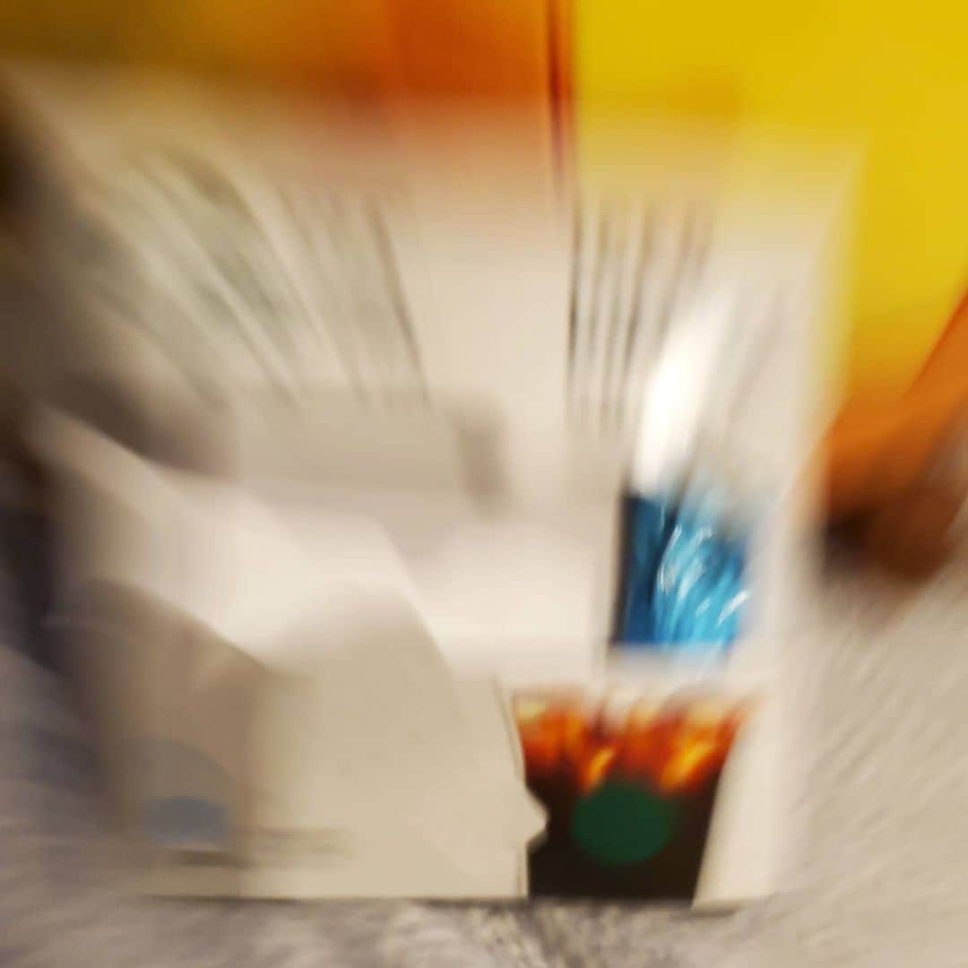 古賀隼斗さんのインスタグラム写真 - (古賀隼斗Instagram)「目が合ってしまってアイスコーヒーに吸い込まれてしまう様子。  これは遠近ブレという技で、中心に何を捉えるかで面白さが無限大に膨らむブレである。  難易度高め。  #kanaboon #古賀隼斗 #ブレの美学 #このスタバのやつ美味しい」7月25日 15時46分 - kanaboontuna