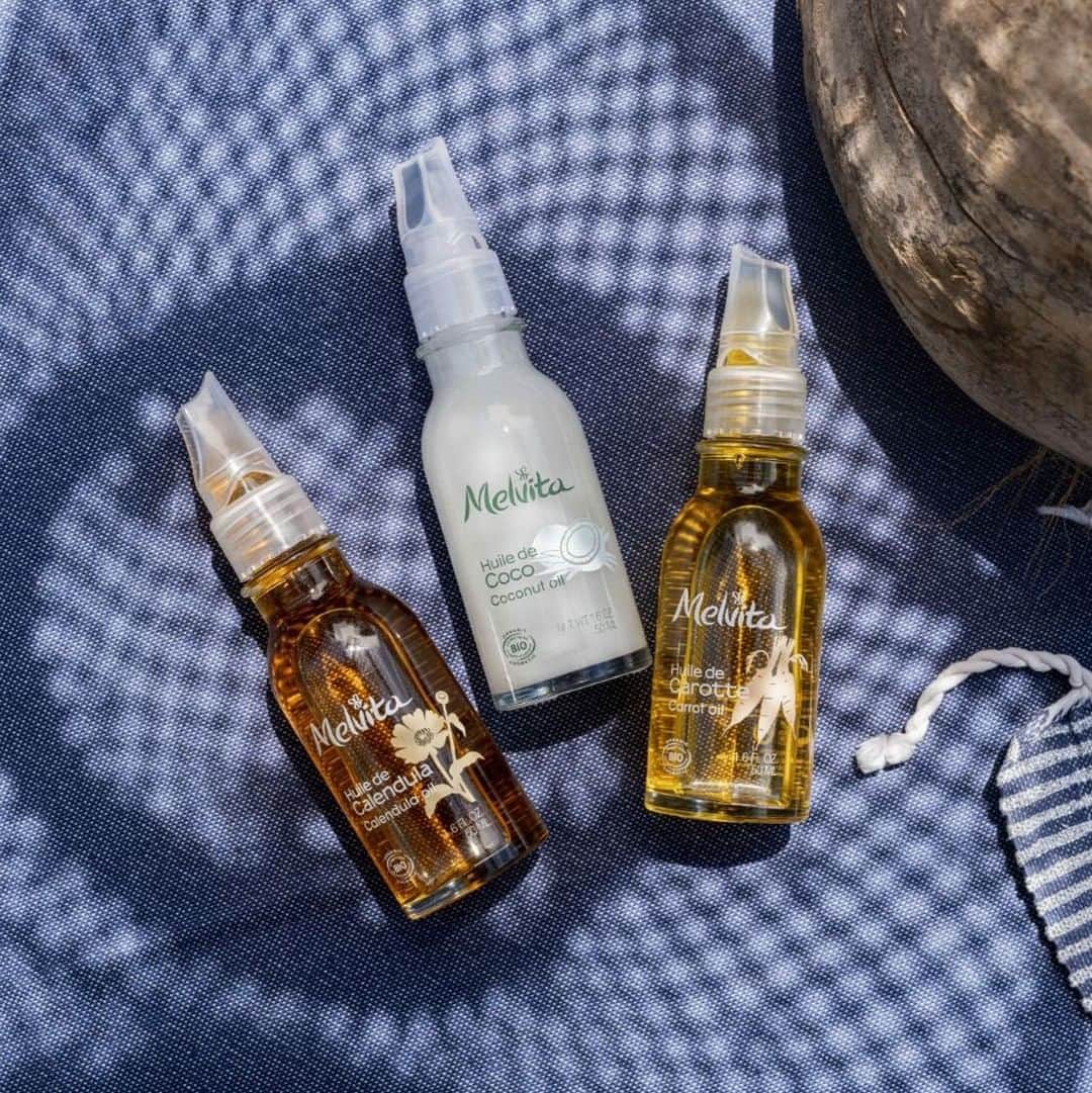 Melvita Officialのインスタグラム：「Voilà l’été, voilà l’été...🌻  L’huile de coco🥥 pour une peau à croquer, l’huile de carotte🥕 pour un teint illuminé ou celle de calendula🌼 pour une peau apaisée. Un point commun? Un parfum irrésistible d’été...  Dites-nous en commentaire quelle sera votre huile de l’été?😎🌼  #melvita #vacances #summer #huilesvégétalesbio #coco #argan #carotte #jojoba #ricin #nigelle #fairforlife #fairtrade #végétal #commerceequitable #cleanbeauty #vegan #bio #organic」