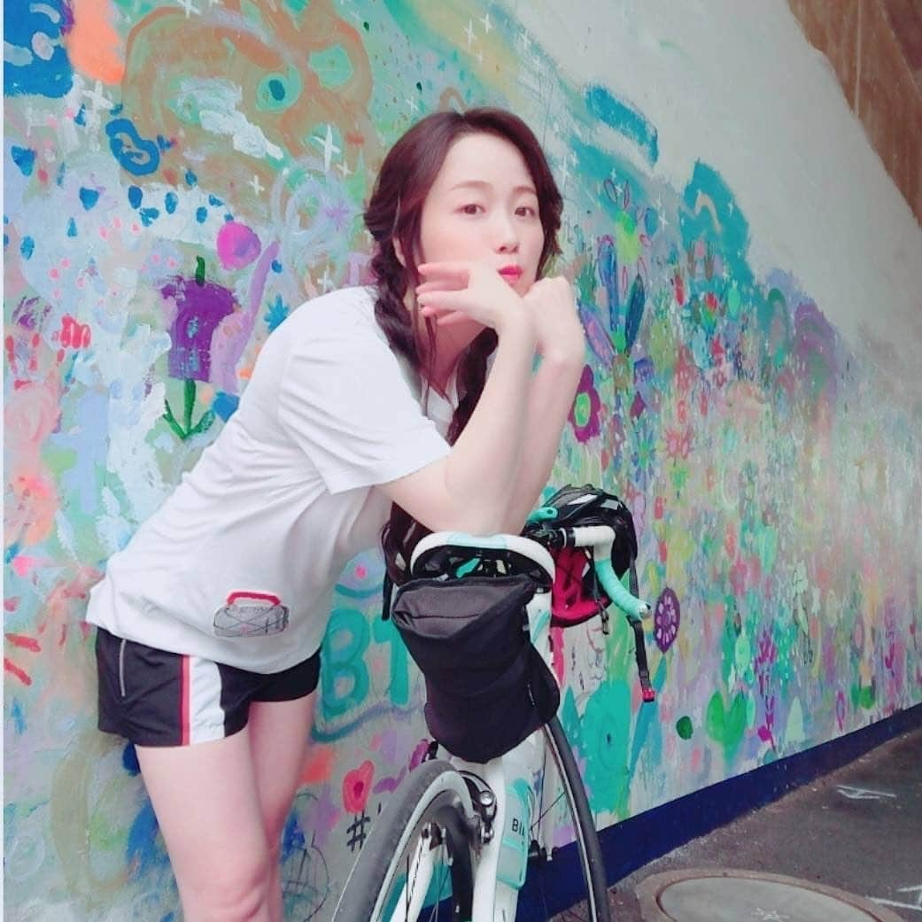 鈴木聖奈さんのインスタグラム写真 - (鈴木聖奈Instagram)「＊ @bianchijapan  @bianchibicycles  @louisvuitton  ＊ #ロードバイク  #ロードバイク女子  #ロードバイク初心者  #ポタリング  #ゆるポタ #ビアンキ  #チェレステ  #ミニベロ  #風景  #お散歩 #ロングヘア #ヘアアレンジ #ヘアスタイル #撮影  #自転車  #自転車女子  #ロードバイクのある風景  #ロードバイクのある生活  #ビアンキ女子  #ゆるふわアレンジ  #スポーツウェア  #スポーツ女子  #bianchibikes  #bicycles  #bianchi  #birdy  #bike  #trek  #cycling  #cyclist ⠀」7月25日 15時53分 - seina.suzuki