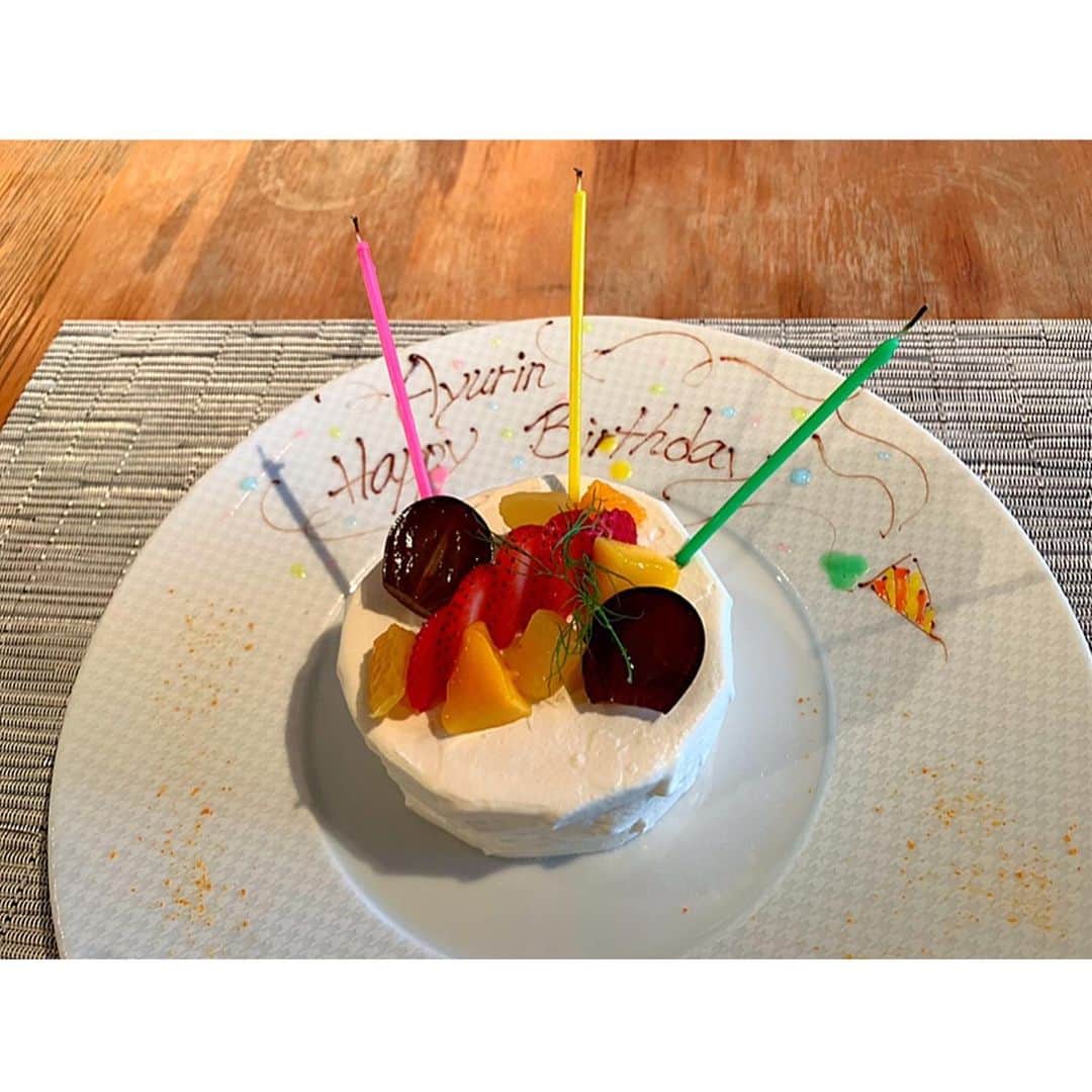 百合華さんのインスタグラム写真 - (百合華Instagram)「京都の鴨川沿いにある国登録有形文化財『鮒鶴京都鴨川リゾート』のフレンチ『LE UN(ルアン)』にて家族と一緒にお誕生日会タイム🎉💕  サプライズのお誕生日ケーキもとっても喜んで貰えて、大切な家族との笑顔溢れるひとときを過ごす事ができました🥰🥰🥰🥰🥰  あたたかい愛をありがとう❤️  #japan #日本 #kyoto  #京都 #鴨川 #鴨川納涼床 #鴨川沿い #国登録有形文化財  #歴史的建造物  #歴史的建築物 #鮒鶴京都鴨川リゾート  #フレンチレストラン #フレンチ #leun #ルアン #lunch #ランチ #lunchtime  #ランチタイム #family  #家族 #familytime  #家族の時間 #happybirthday  #お誕生日おめでとう #birthdaycake  #お誕生日ケーキ #surprise #サプライズ #笑顔溢れる」7月25日 16時00分 - yurika.lovelily