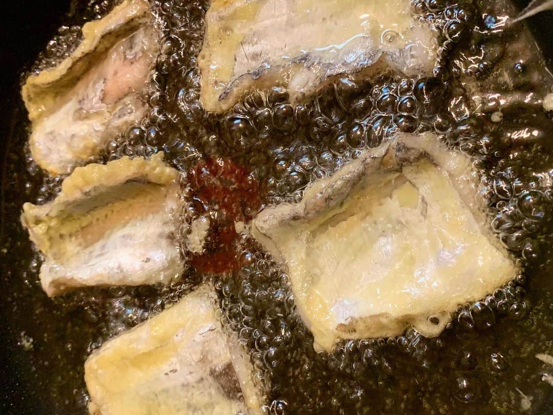 畑喜子さんのインスタグラム写真 - (畑喜子Instagram)「太刀魚もらったから天ぷらとなめろうにしたよ！！ 三枚におろして天ぷらで、骨の周りの身をこそいでそれでなめろうに！ 残す事なく綺麗に使いました♪ ごちそうさま！ #太刀魚 #なめろう」7月25日 16時08分 - carnelian_hata