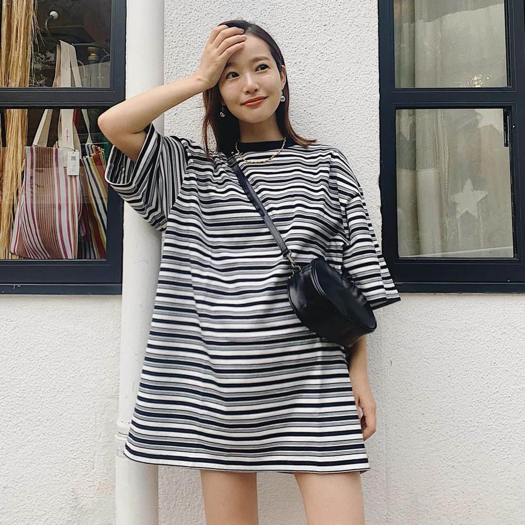 猪鼻ちひろのインスタグラム：「🖤🤍🖤 久々に、お買い物した♡ 黒のボーダーbigTと (膝上スパッツとかニット系パンツとも合わせたいナァ) 黒ｘネイビーのコットンのカーディガン。 ずっと使いたい が詰まった だいすきなお店だよ！ @machupichu_shop @oshimarei  #ちひろのお洋服 #Tシャツ #ワンピース #マスク #手作りマスク #反響がとってもあったので #多分 #oshimarei #マチュピチュショップ で #買えると思います☻」